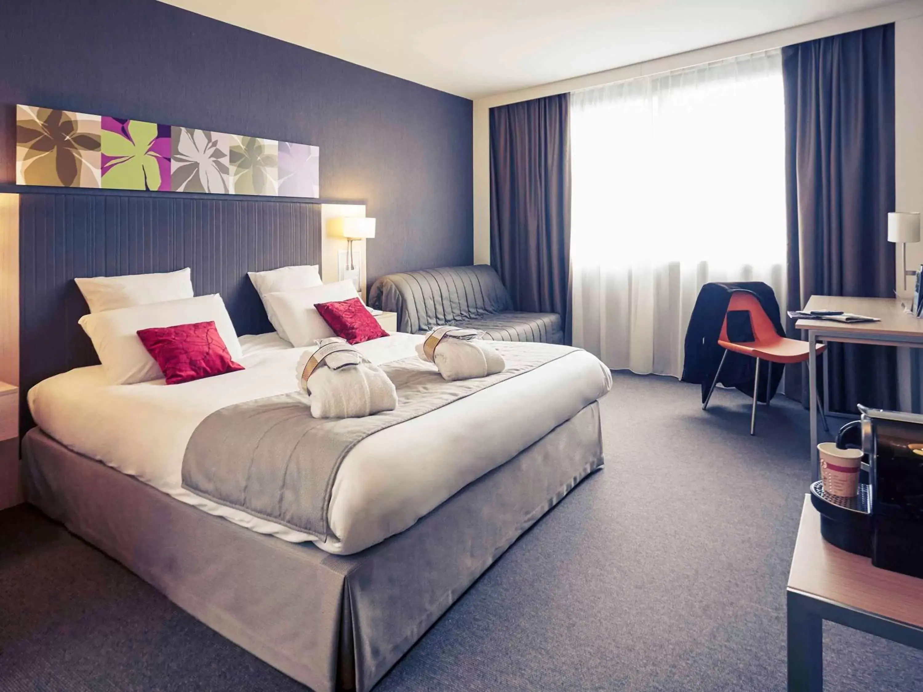 Photo of the whole room, Bed in Mercure Valenciennes Centre