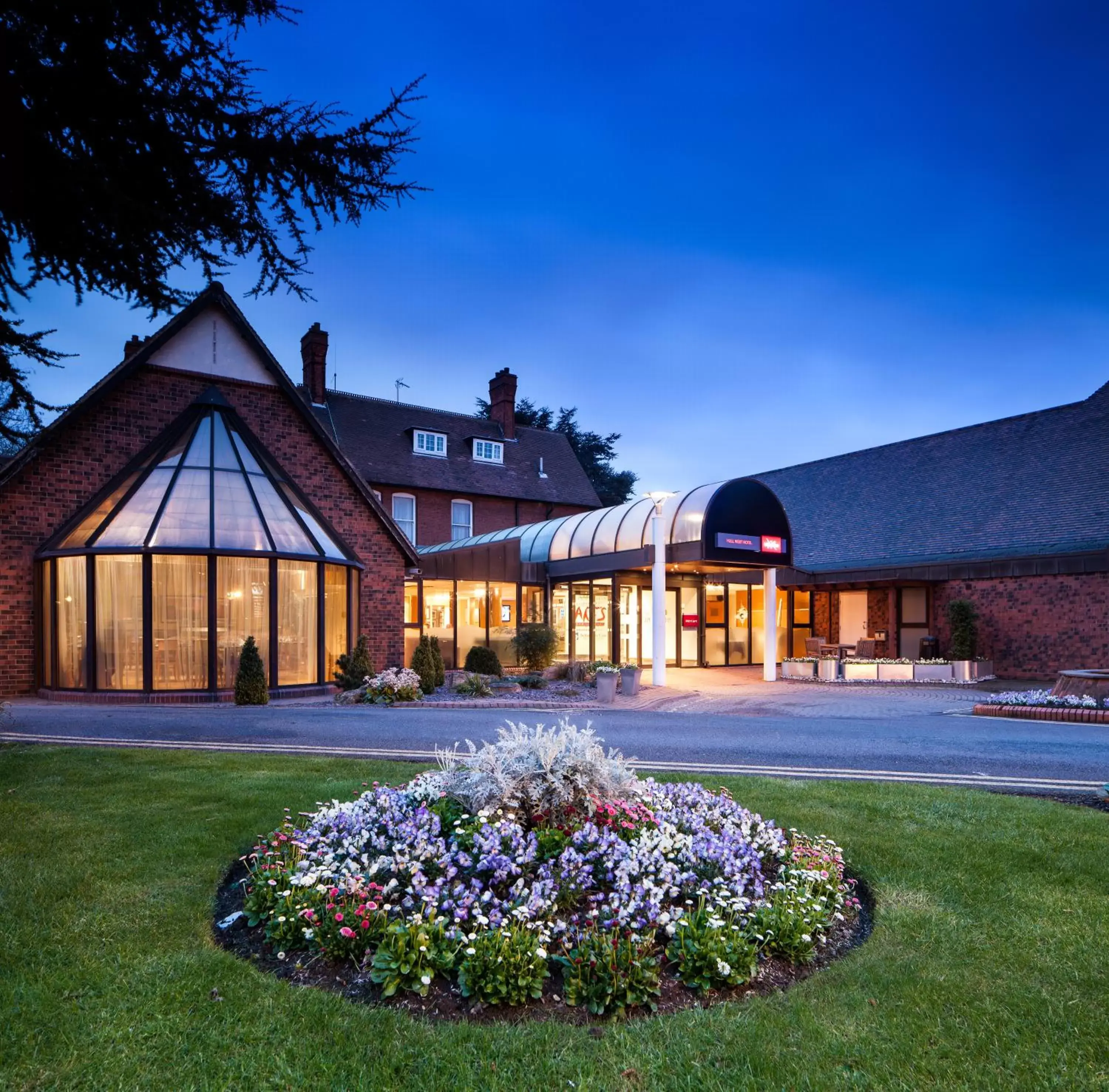 Facade/entrance, Property Building in Mercure Hull Grange Park Hotel