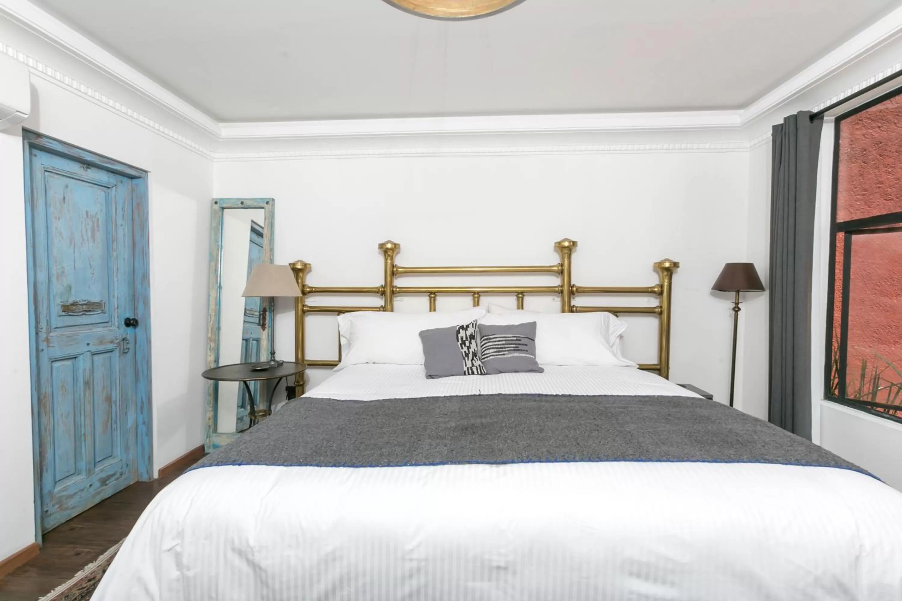 Photo of the whole room, Bed in Orchid House Mexico City