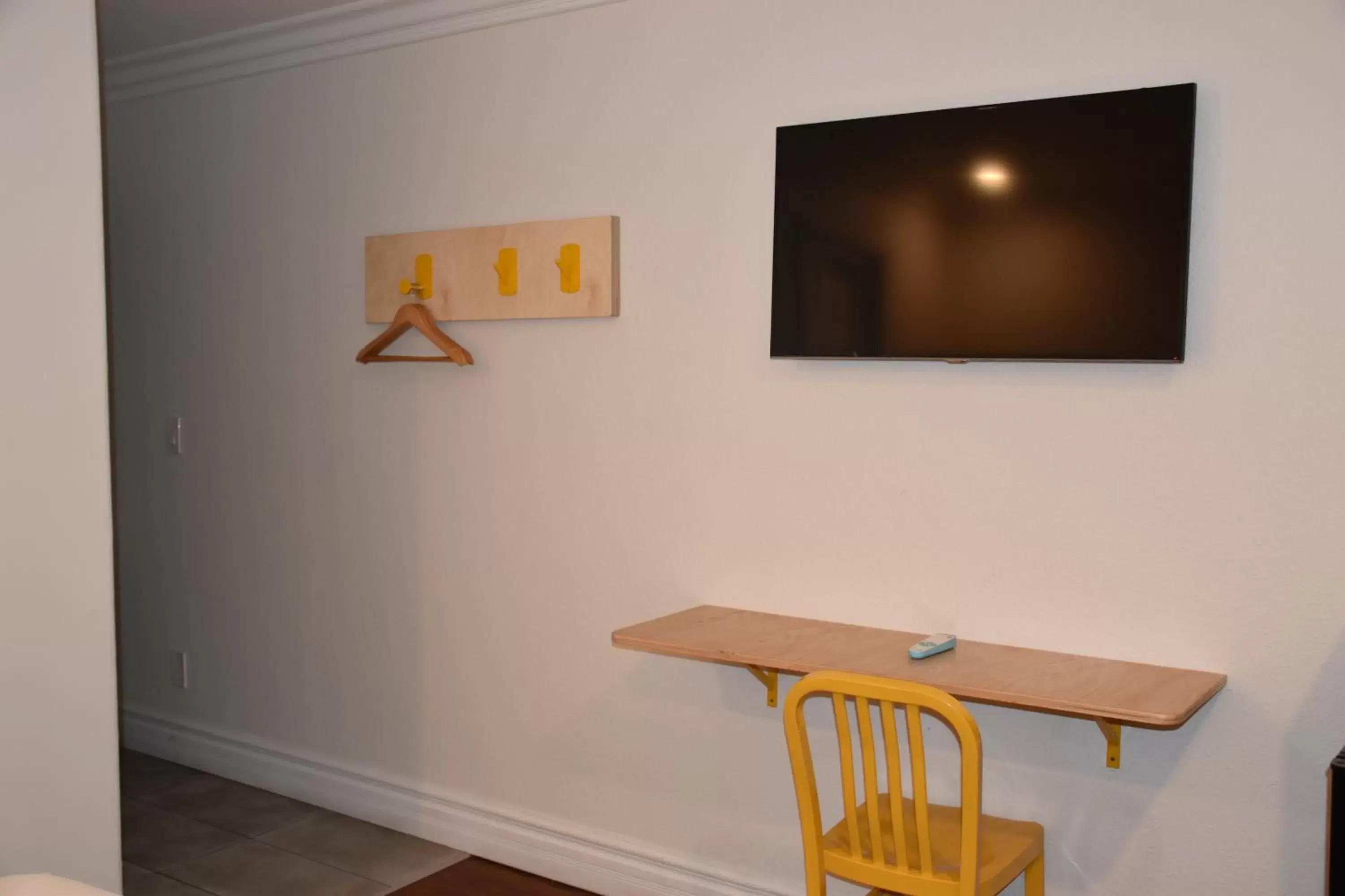 Bedroom, TV/Entertainment Center in Gateway Lodge