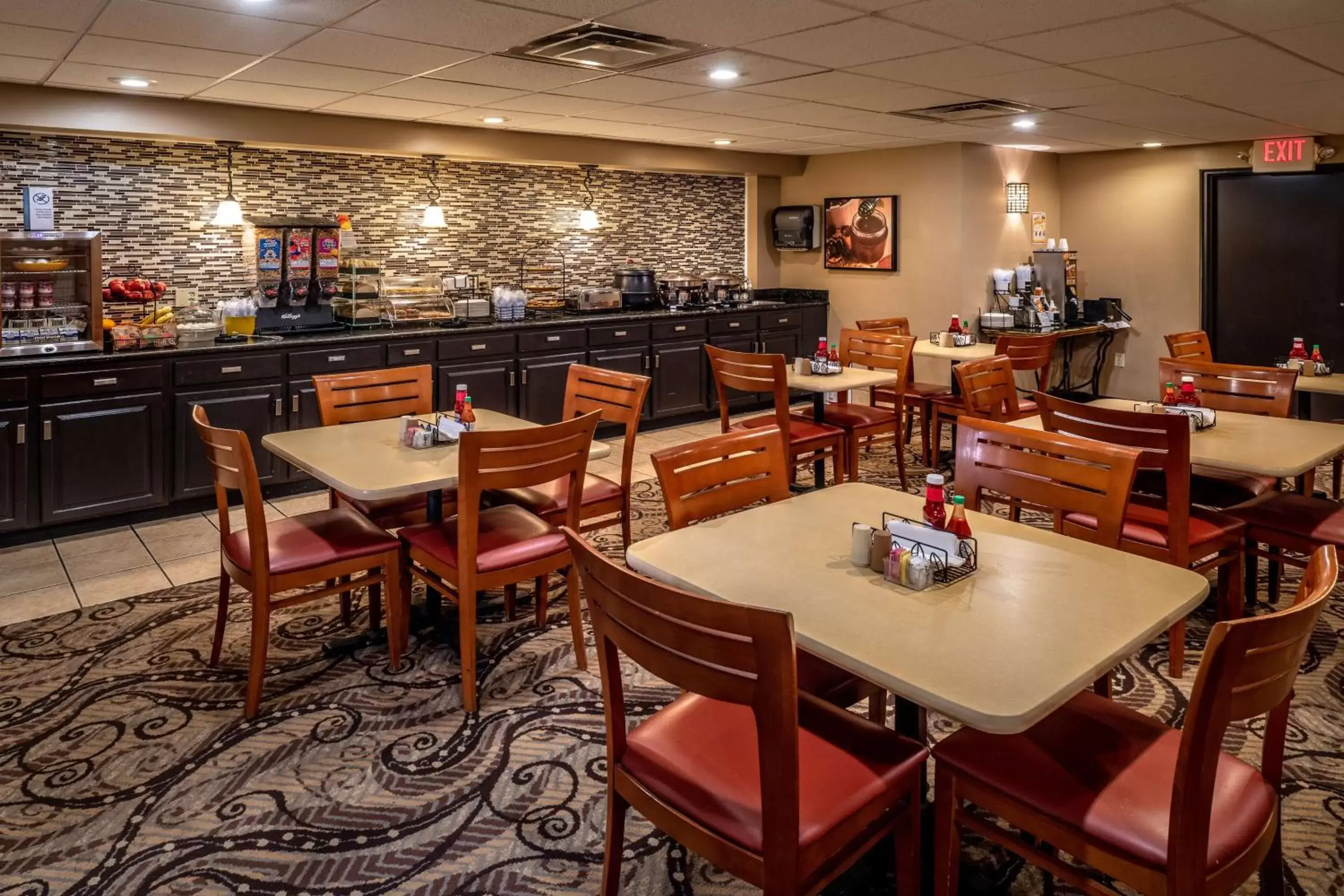 Restaurant/Places to Eat in Best Western Huntington Mall Inn