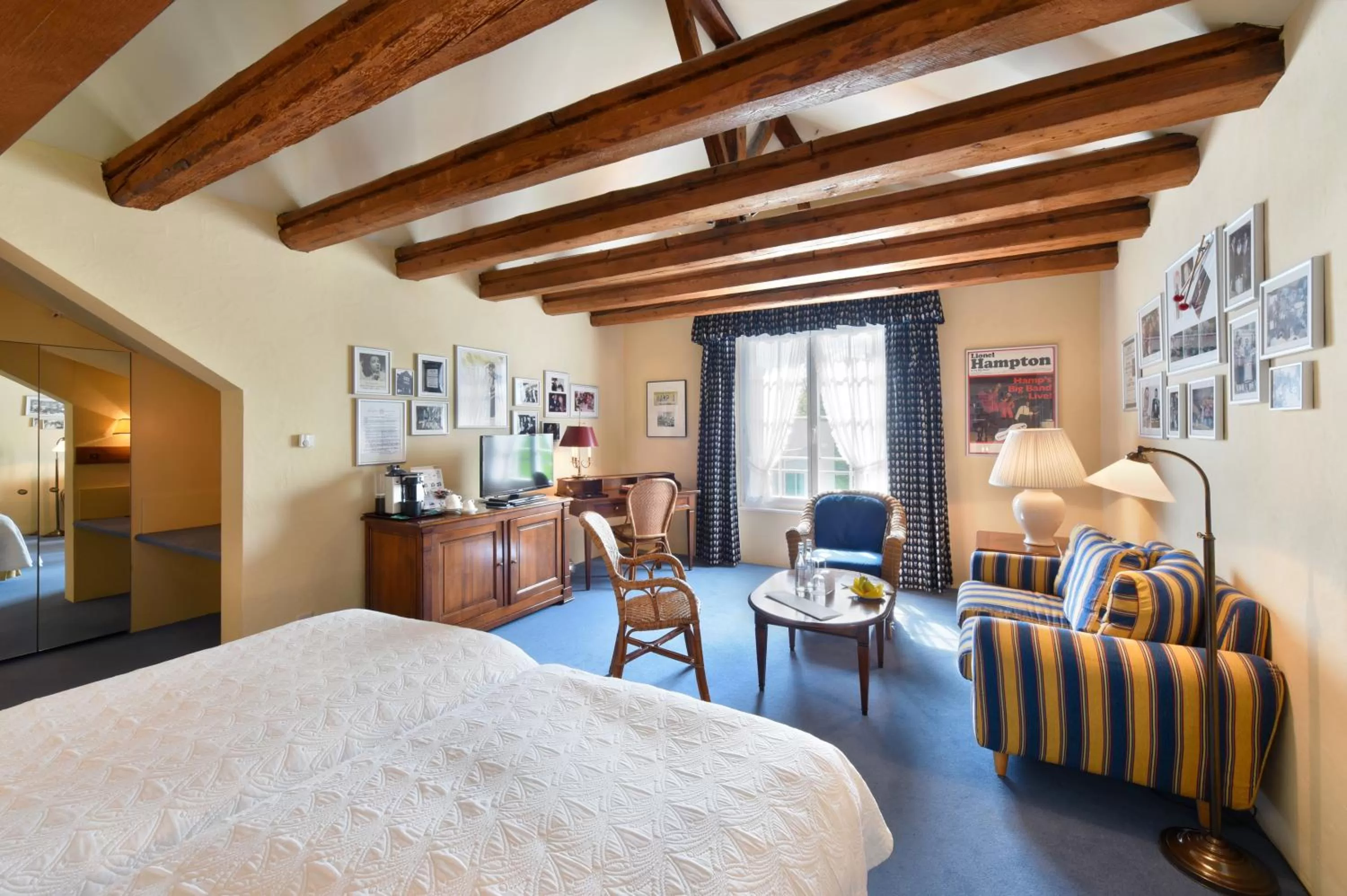 Living room, Bed in Unique Hotel Innere Enge