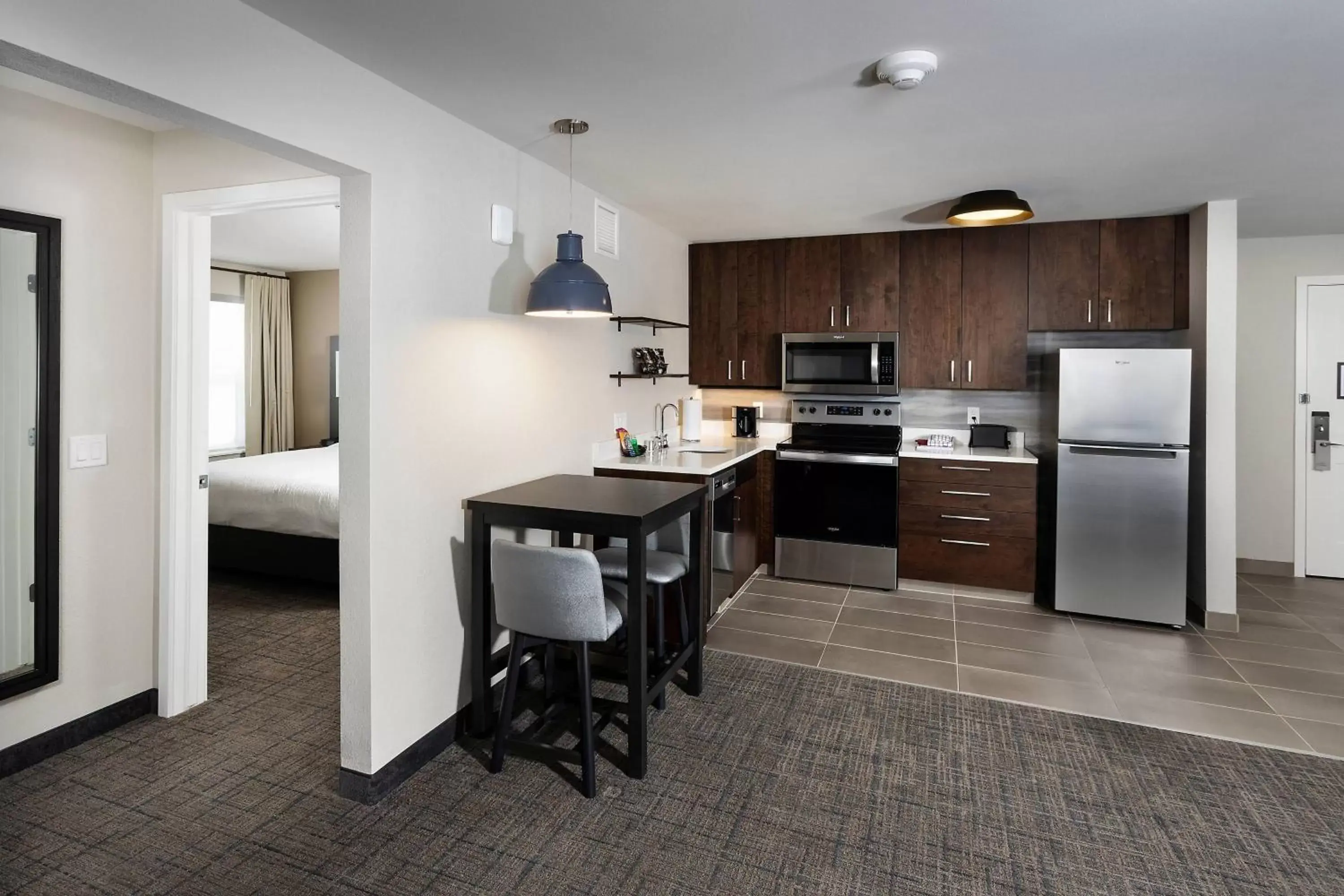 Bedroom, Kitchen/Kitchenette in Residence Inn by Marriott Milwaukee Brookfield