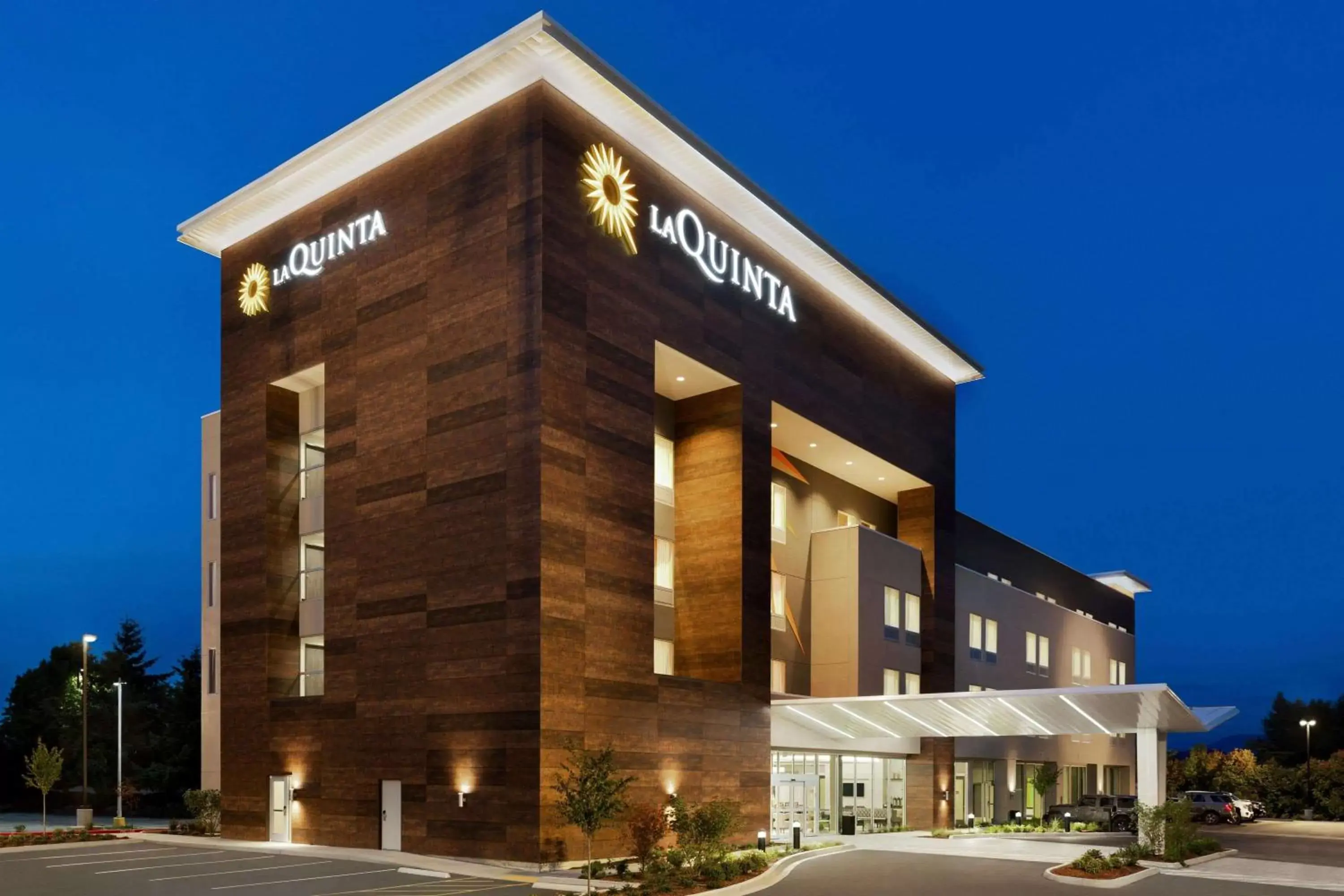 Property Building in La Quinta Inn & Suites by Wyndham Burlington