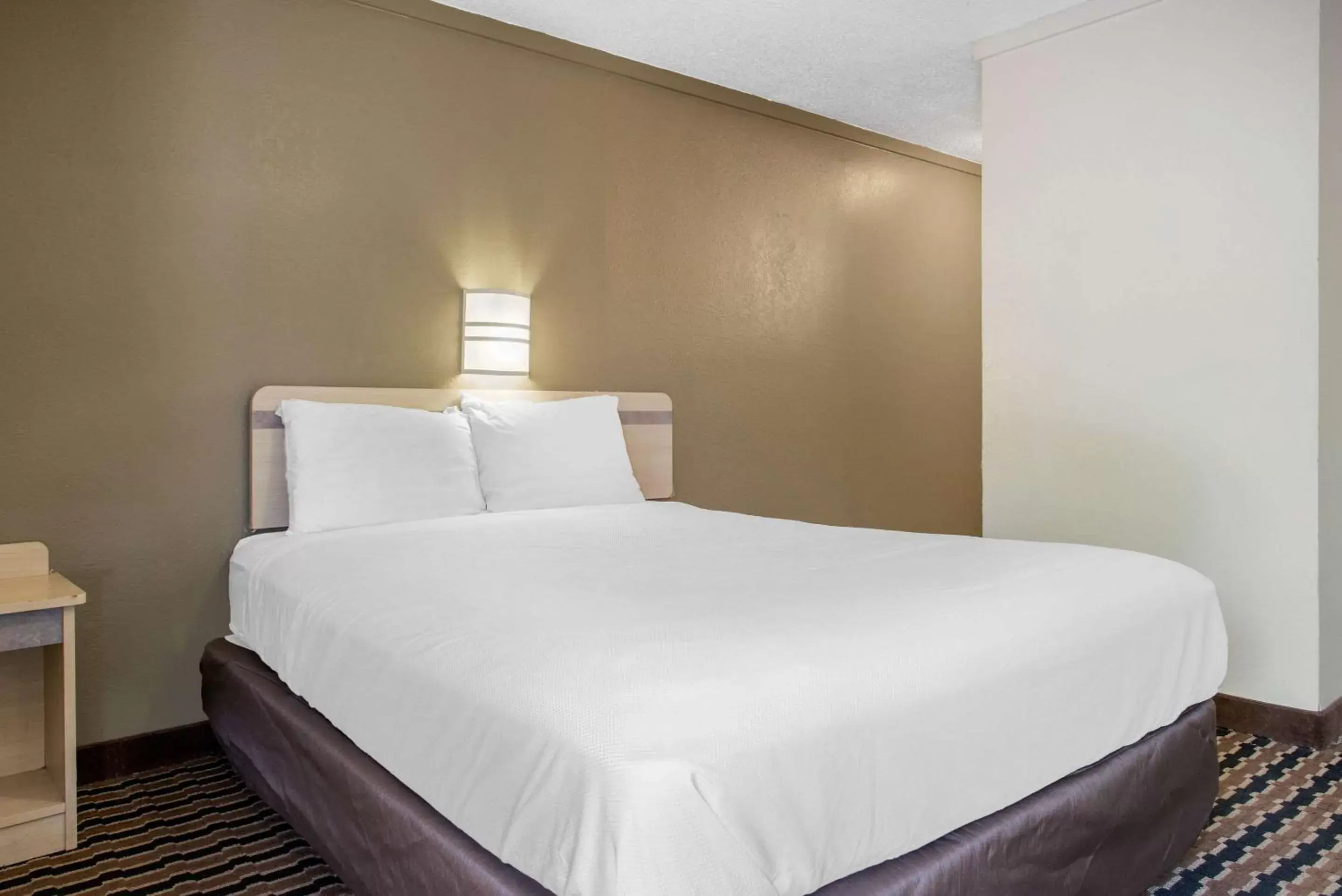 Photo of the whole room, Bed in Rodeway Inn Sharonville