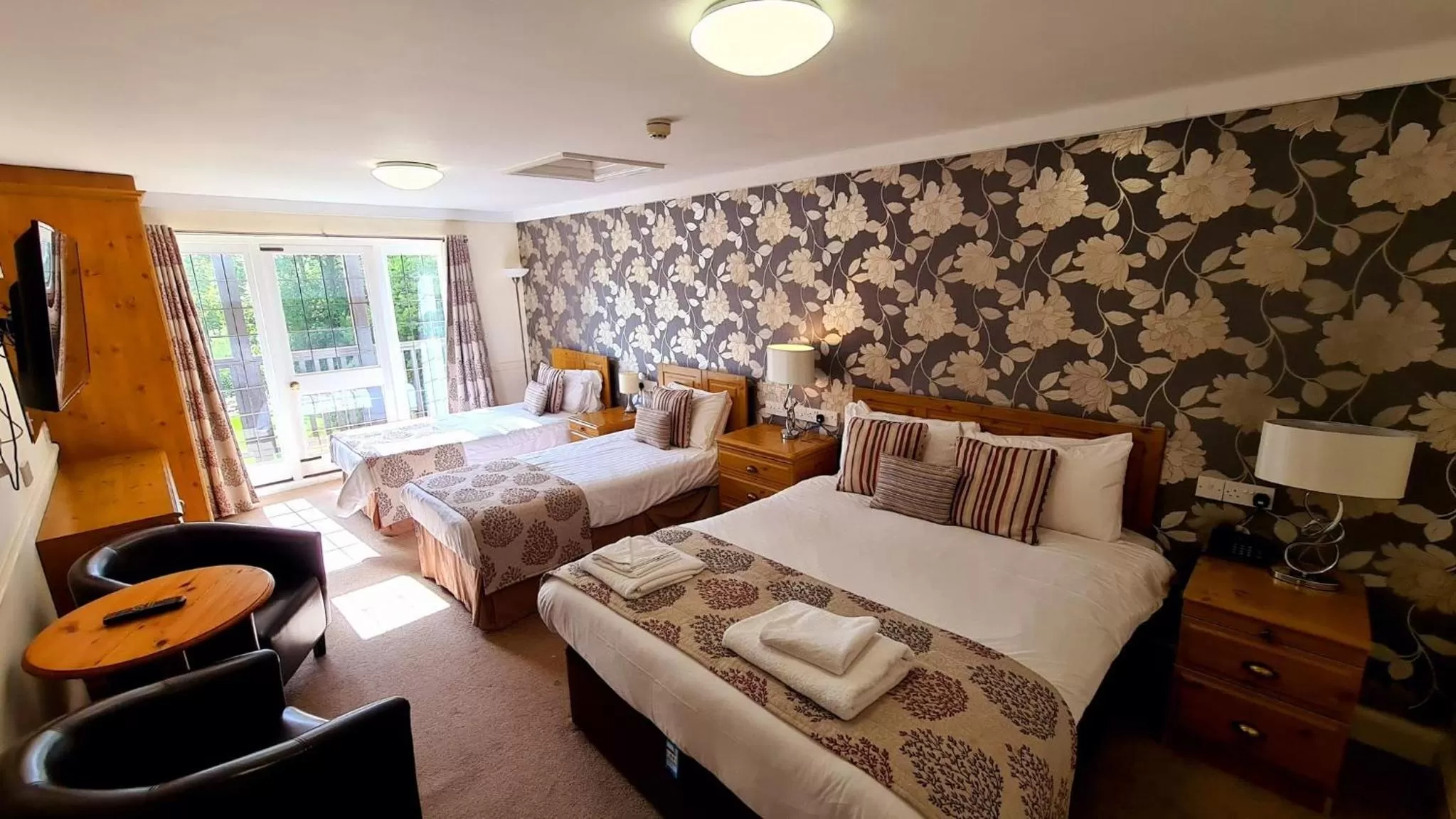 Photo of the whole room, Bed in Farnham House Hotel
