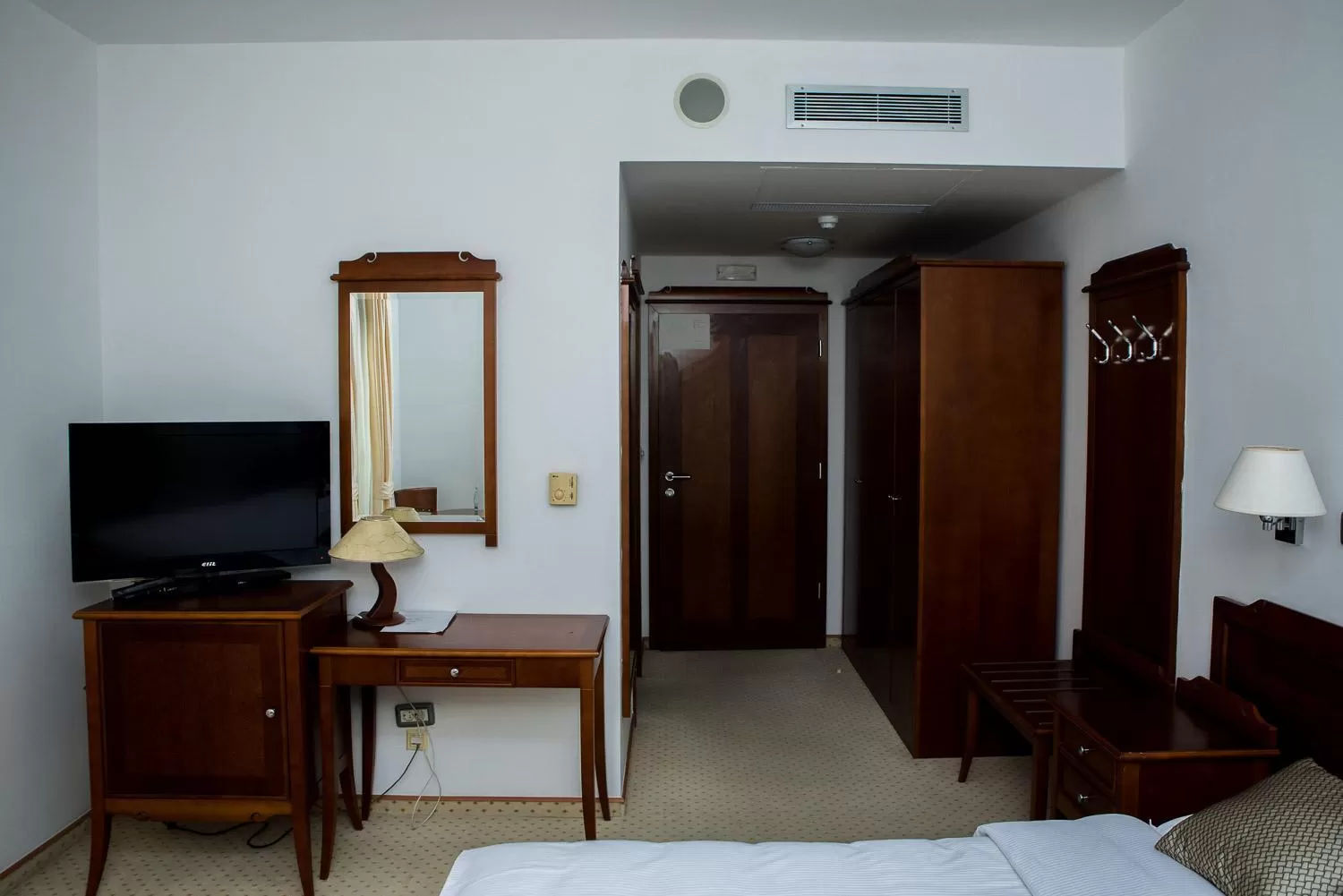 Communal lounge/ TV room, Bed in Hotel Hum