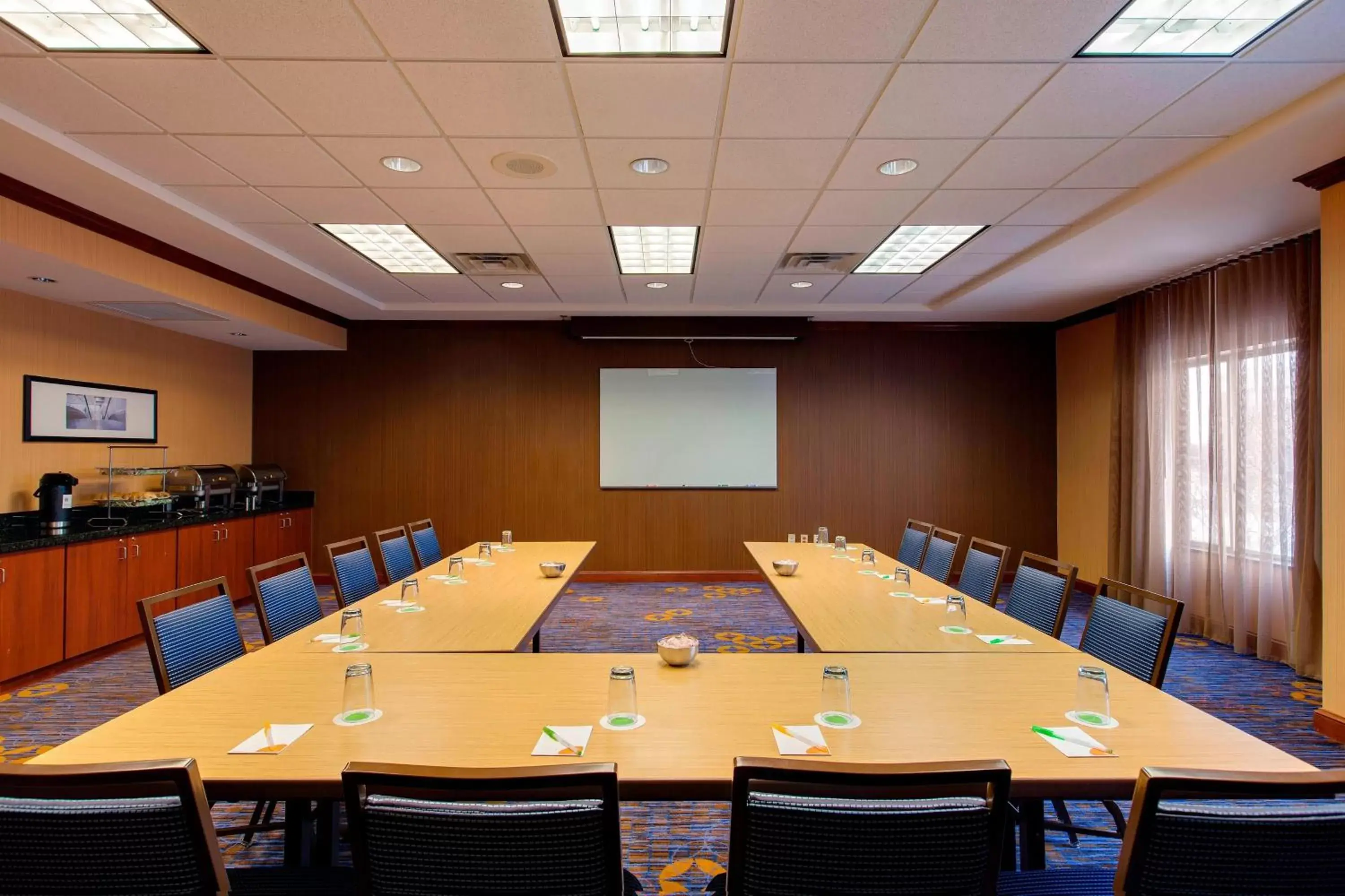 Meeting/conference room in Courtyard by Marriott Chicago Schaumburg/Woodfield Mall