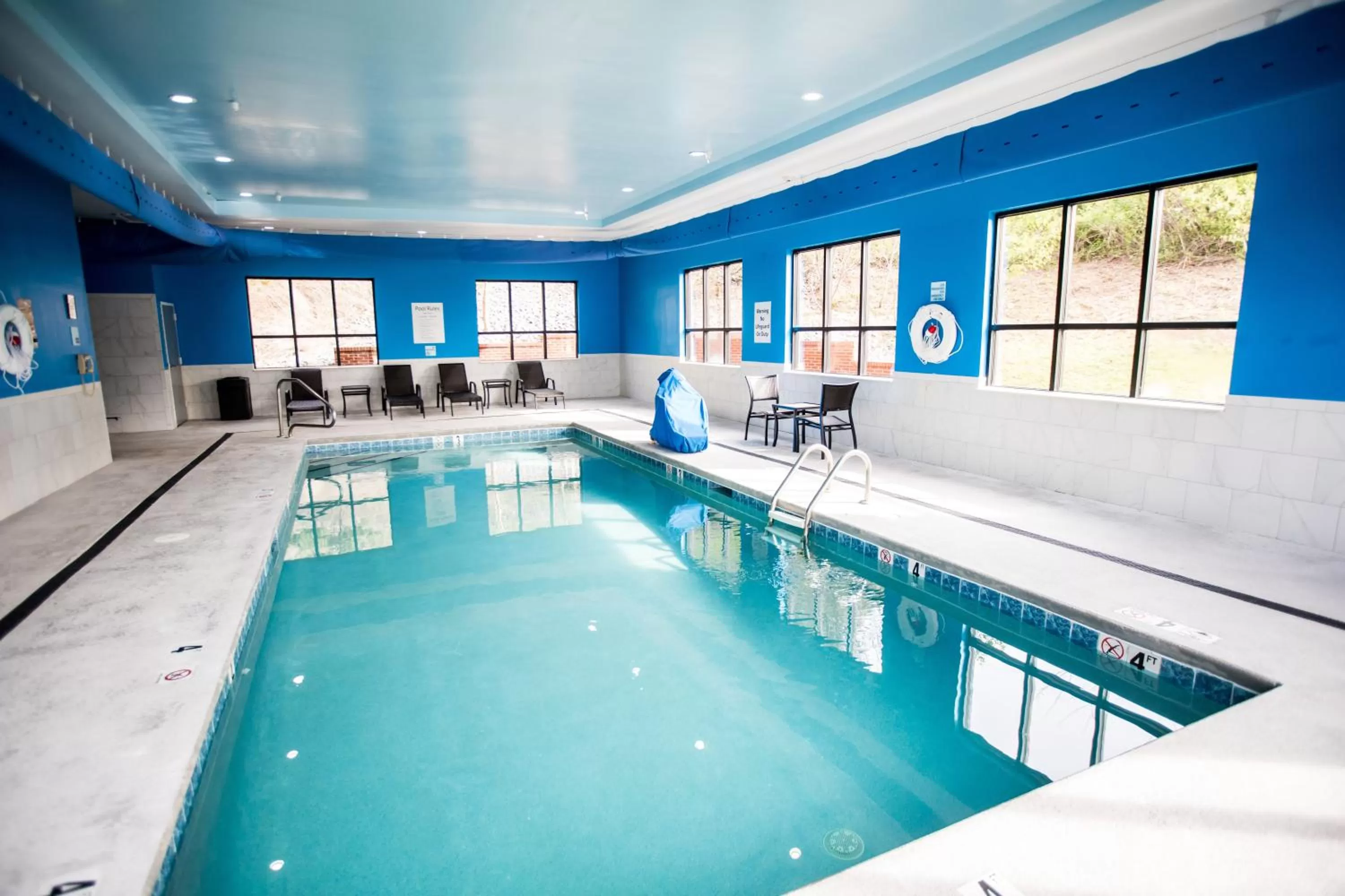 Swimming pool in Holiday Inn Express Dayton by IHG