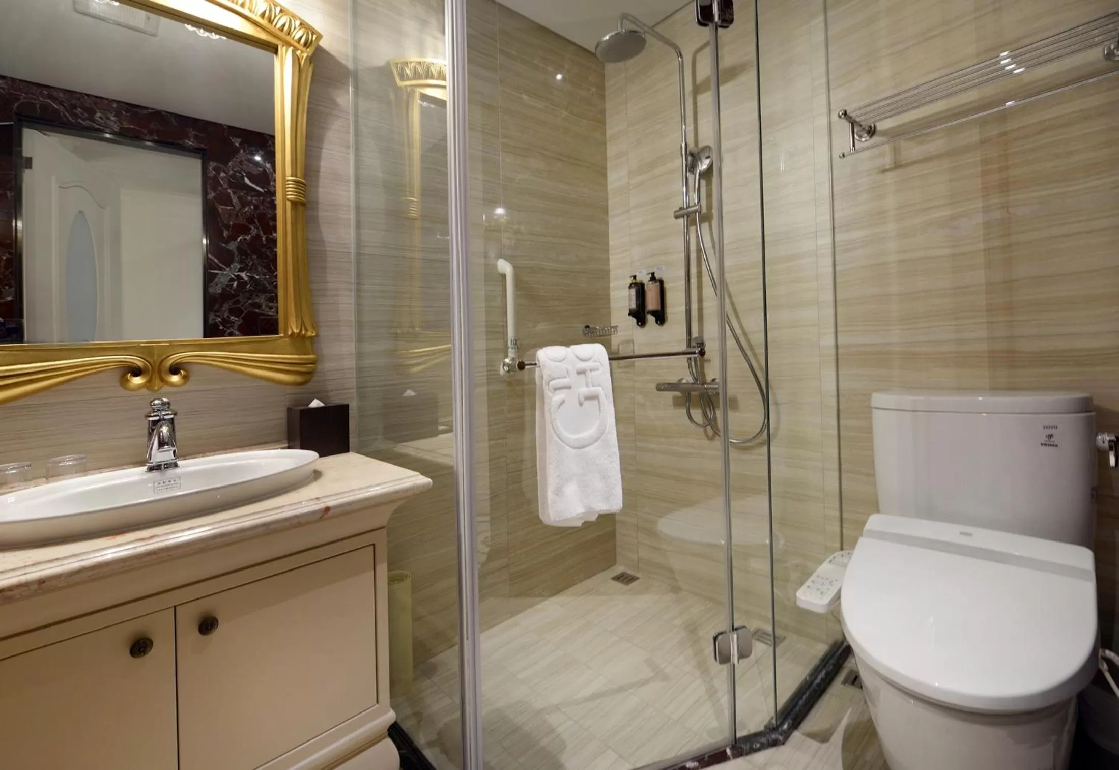 Shower in Golden Tulip RS Boutique Hotel-Tainan