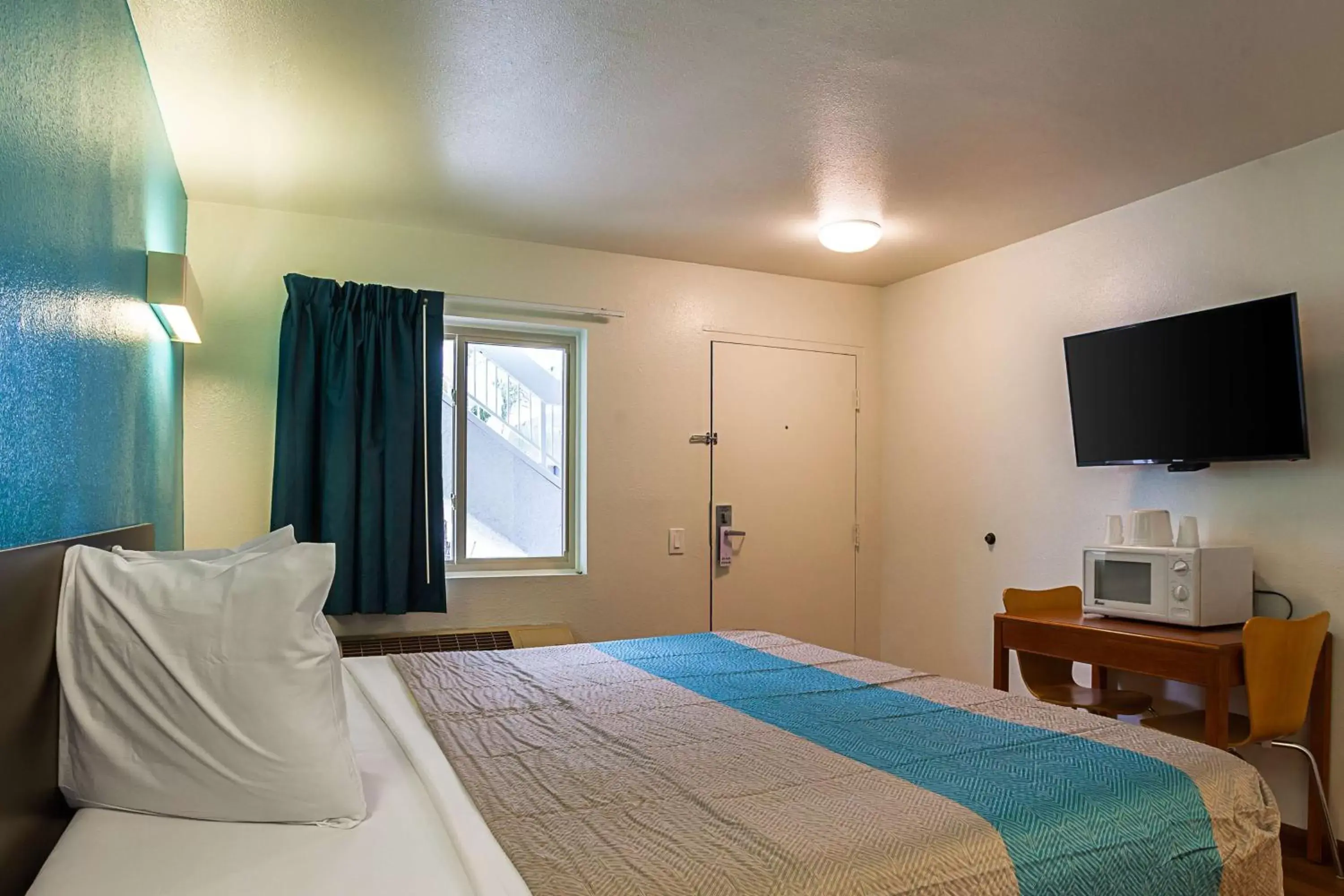 TV and multimedia, Bed in Motel 6-Ventura, CA - Downtown