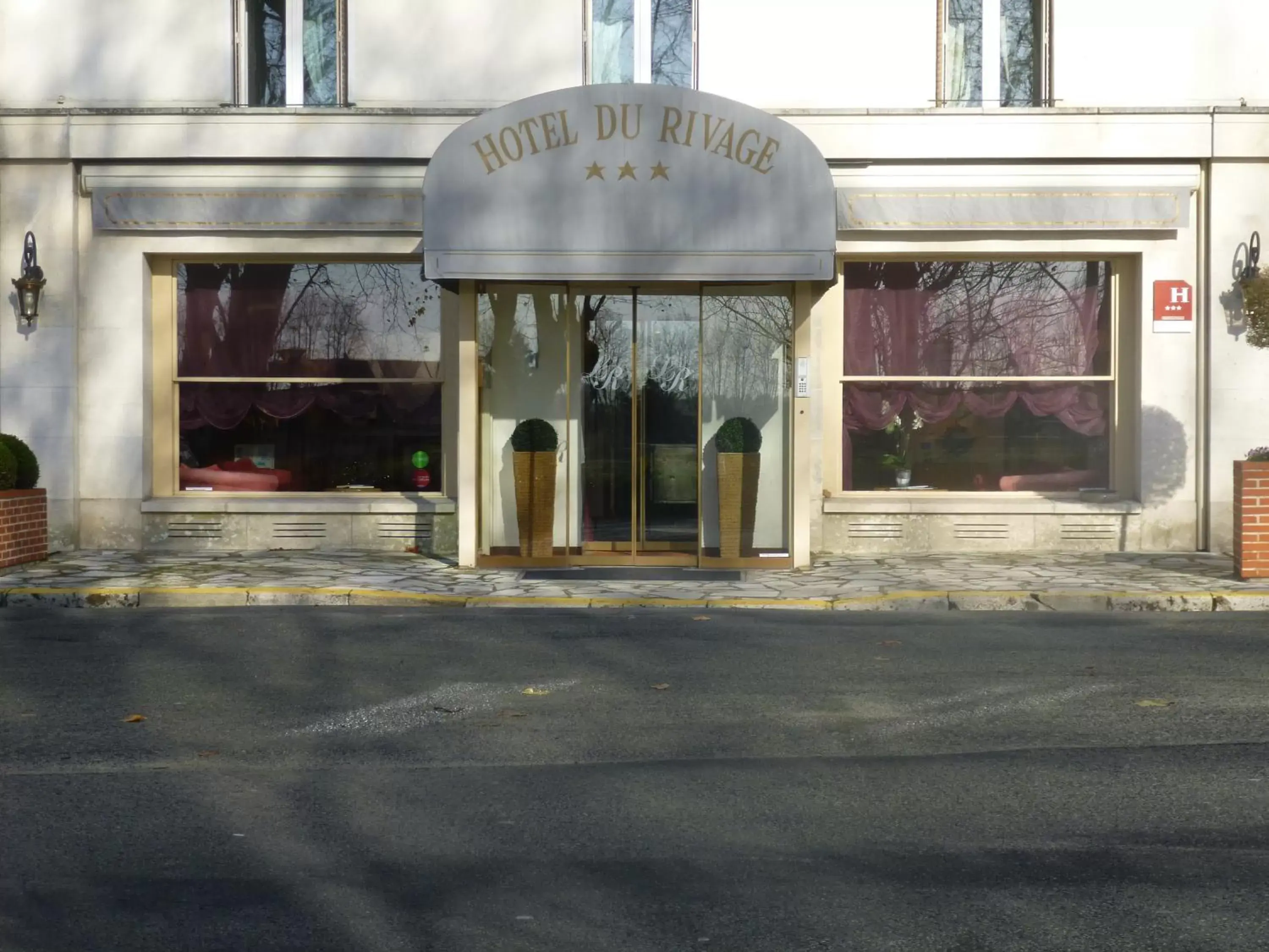 Facade/entrance in Logis Hôtel Le Rivage