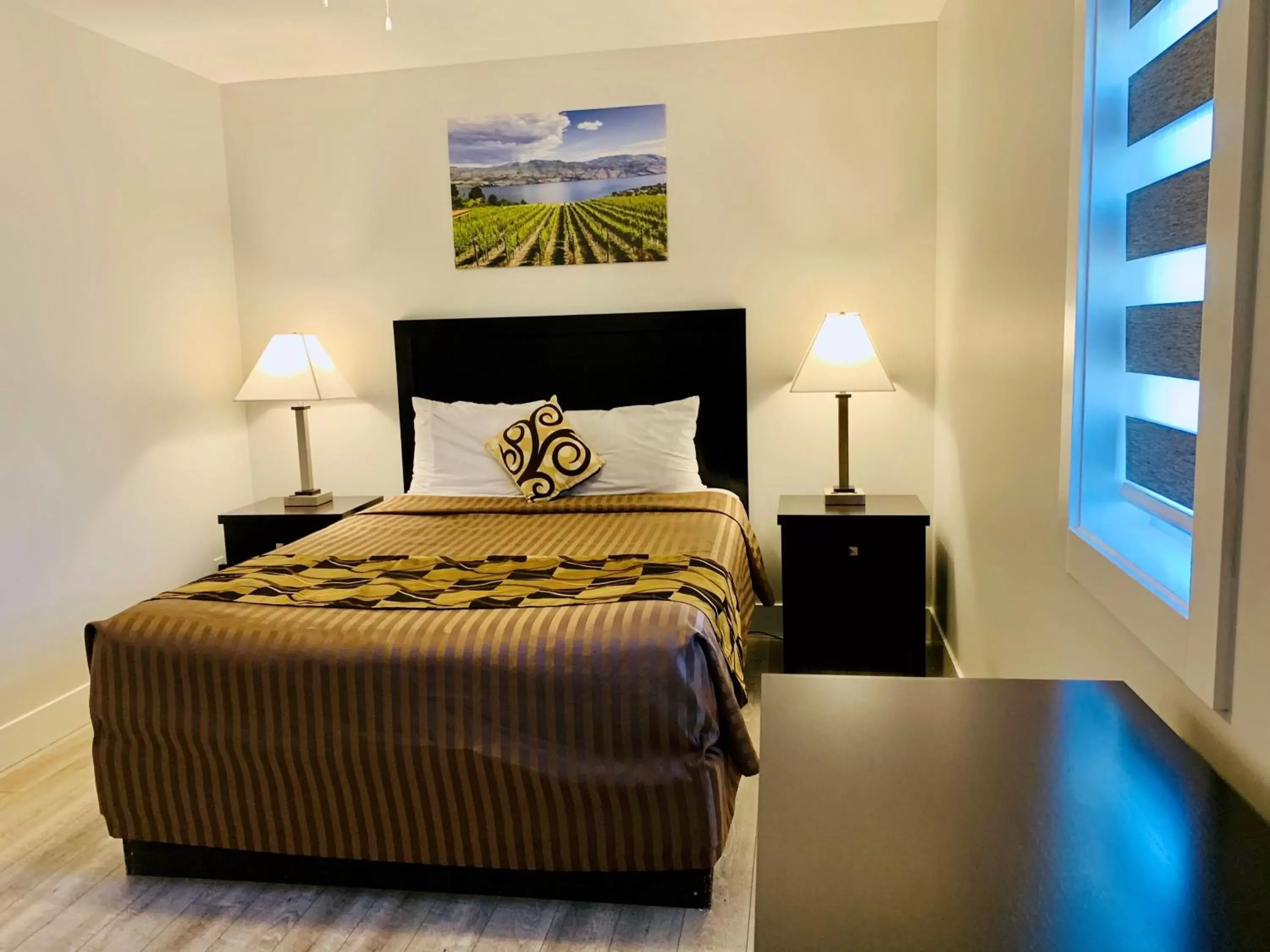 Bedroom, Bed in Traveler's Motel Penticton