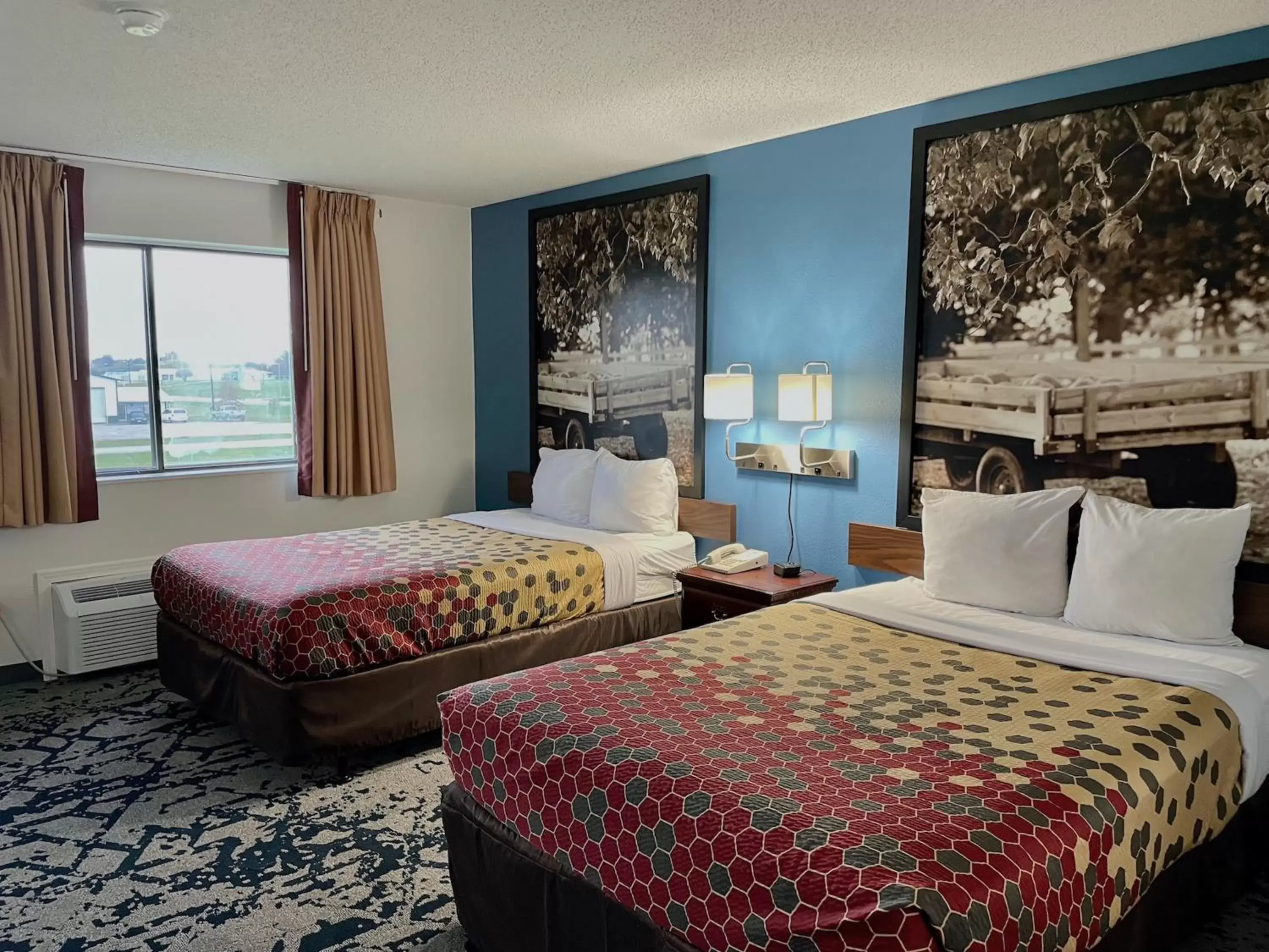 Photo of the whole room, Bed in Rodeway Inn near I-35 Lamoni