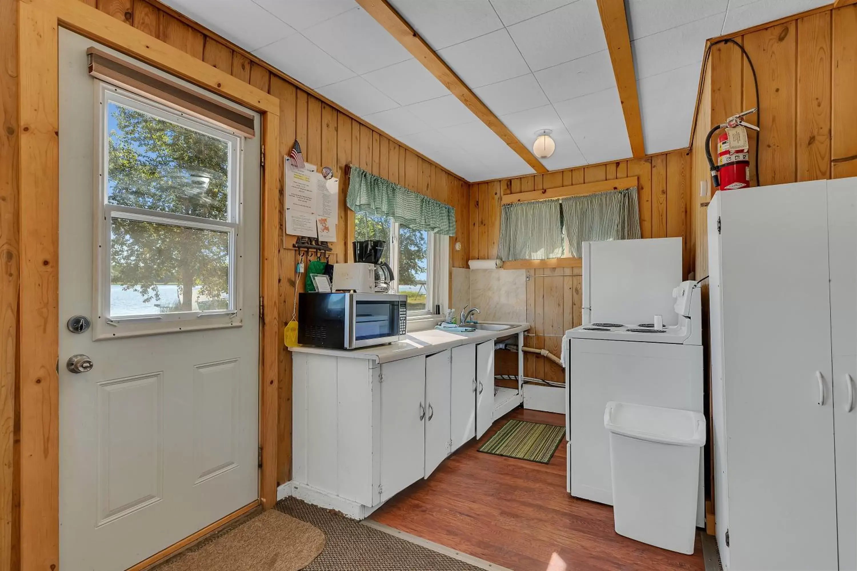 kitchen, Kitchen/Kitchenette in Blue Moon Resort & Motel