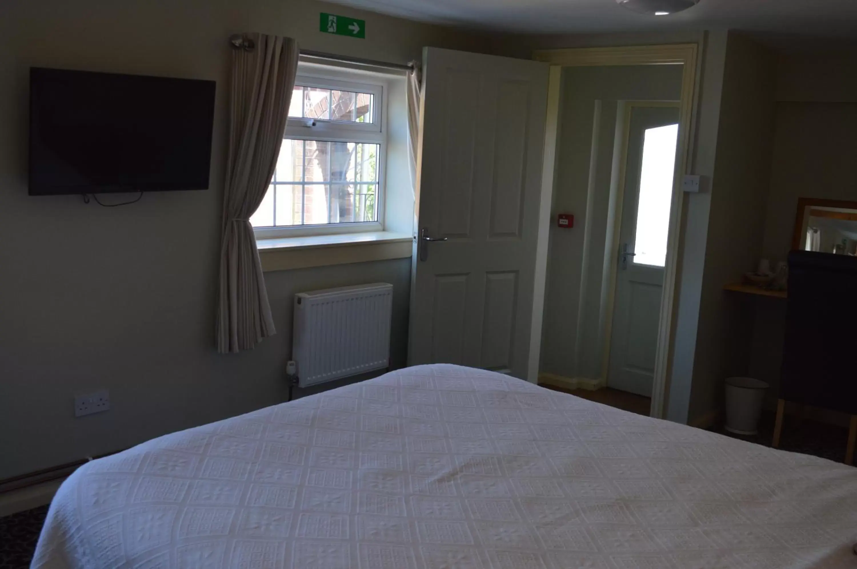 TV and multimedia, Bed in The Ilchester Arms Hotel, Ilchester Somerset