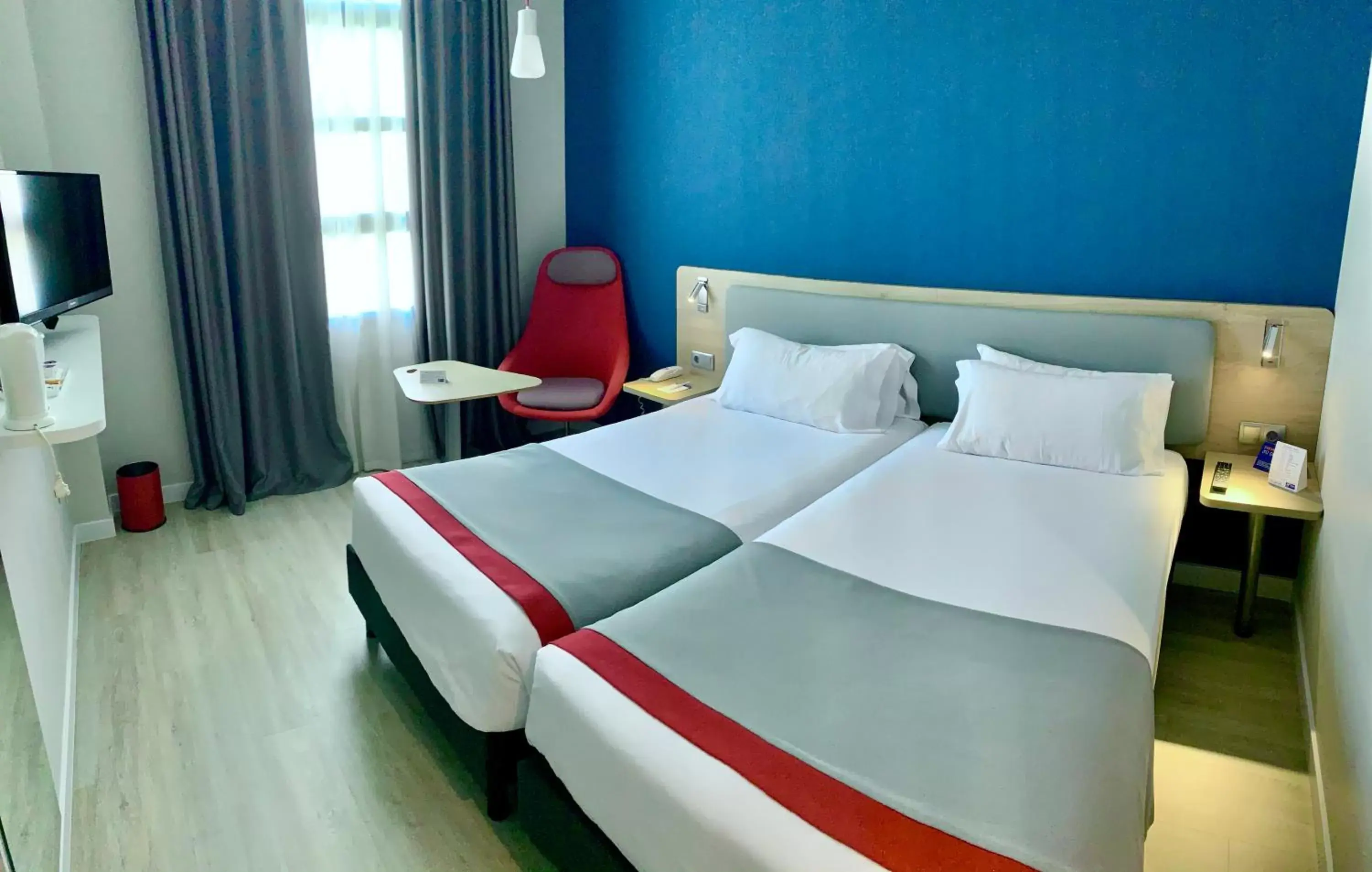 Bedroom, Bed in Holiday Inn Express Ciudad de las Ciencias, an IHG Hotel