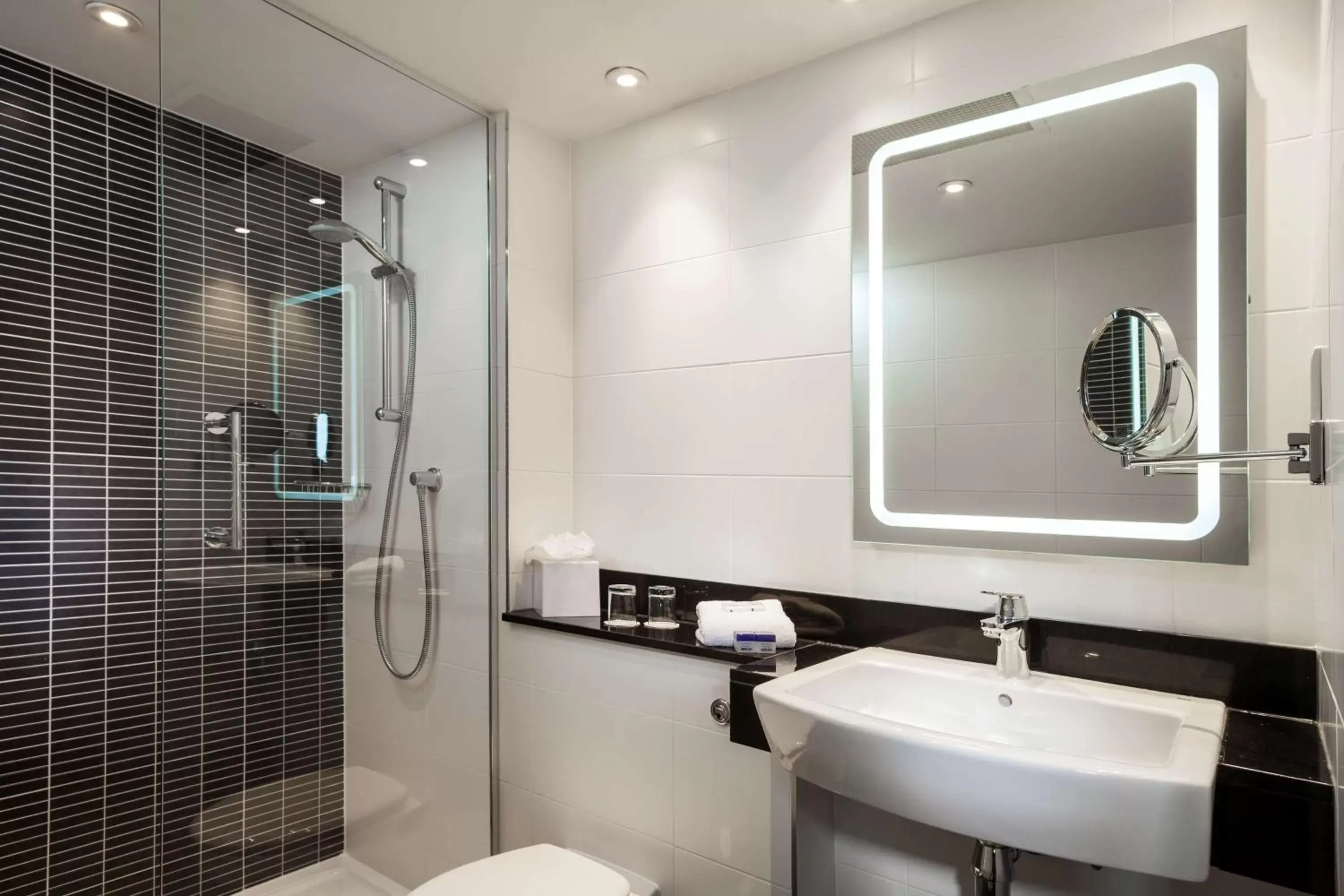 Bathroom in Radisson Hotel and Conference Centre London Heathrow