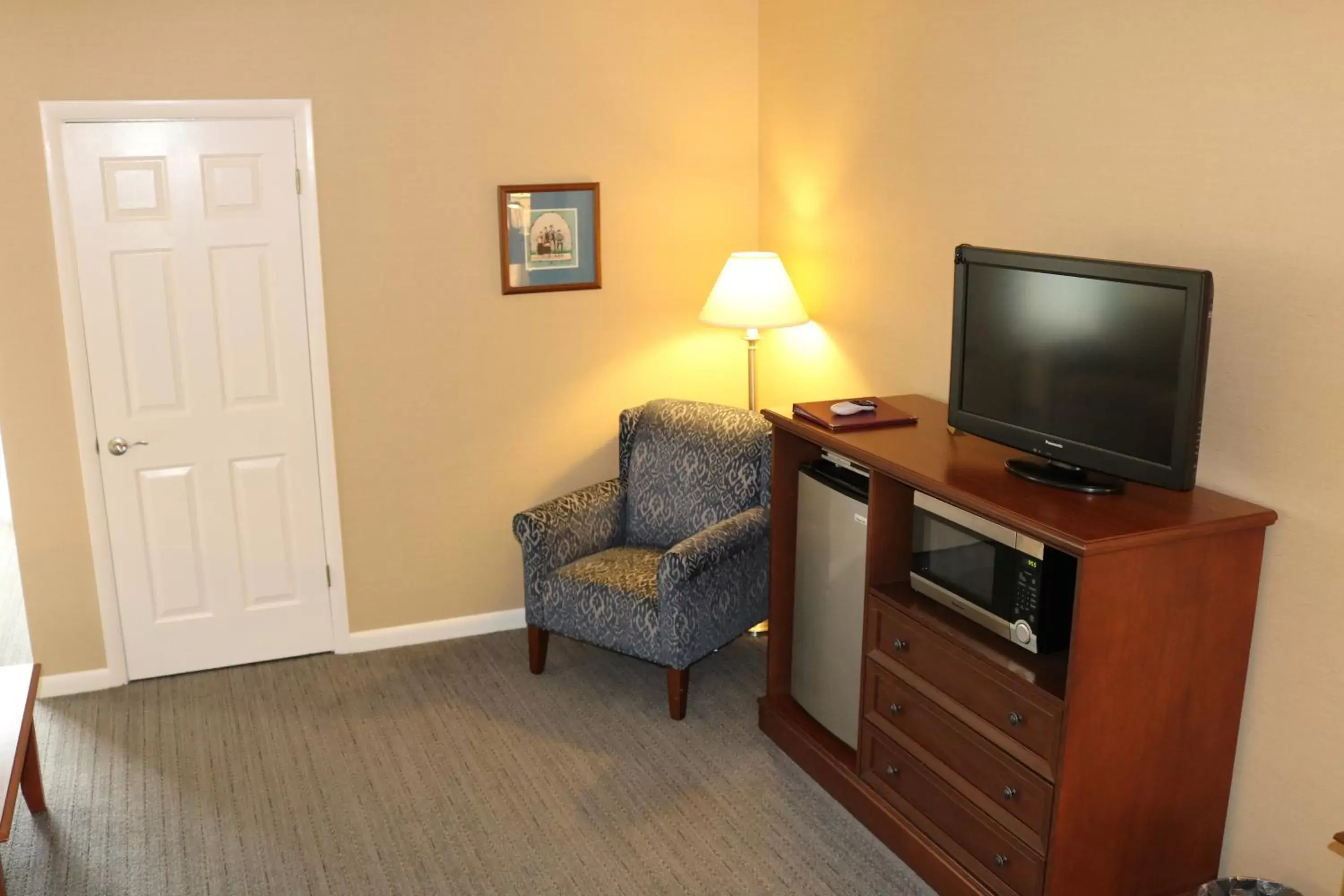 TV and multimedia, TV/Entertainment Center in The Village Inn