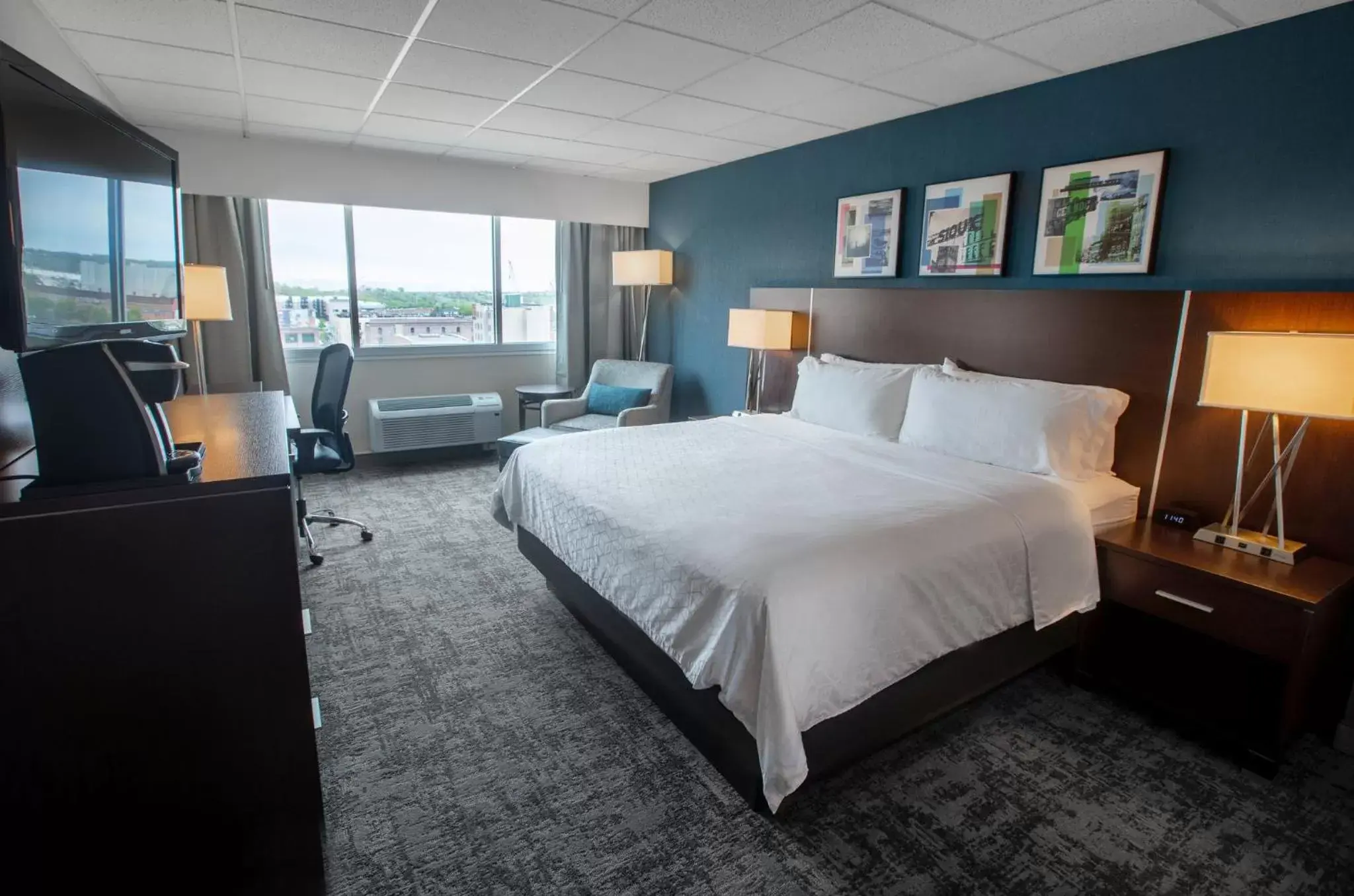 Photo of the whole room, Bed in Holiday Inn Sioux Falls-City Center, an IHG Hotel