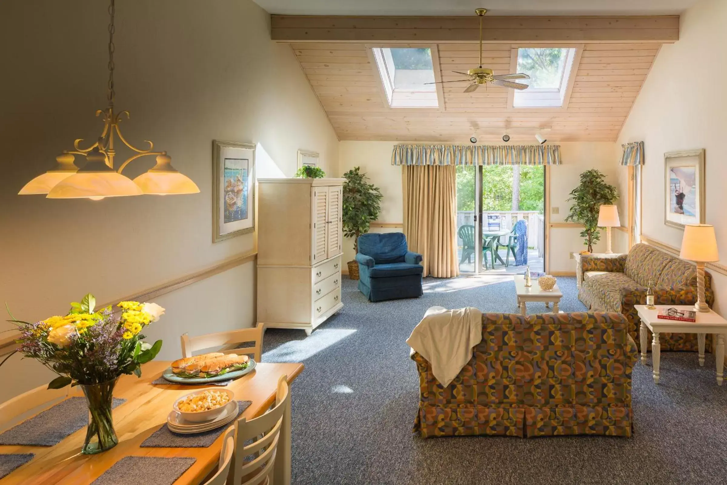 Living room, Seating Area in Southcape Resort Mashpee a Ramada by Wyndham