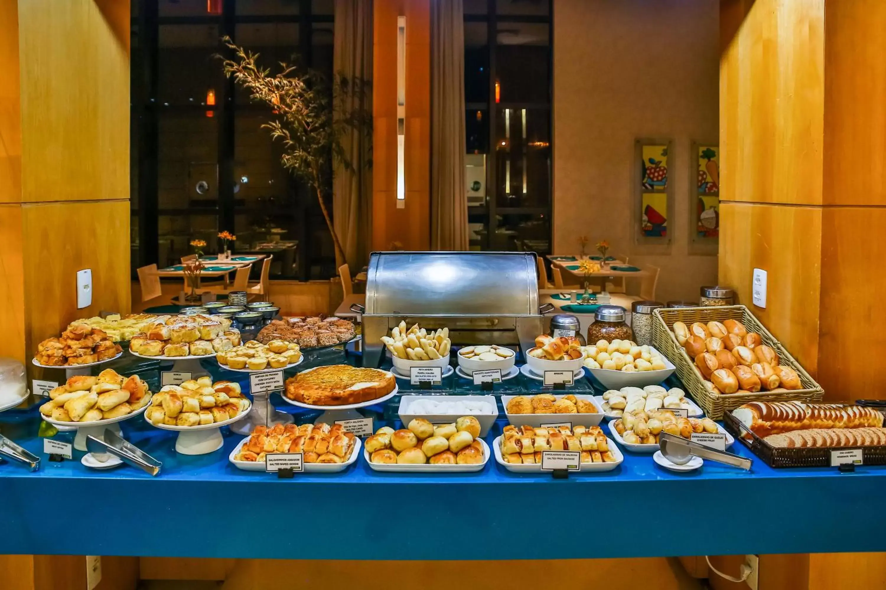 Buffet breakfast, Food in Comfort Suites Brasília