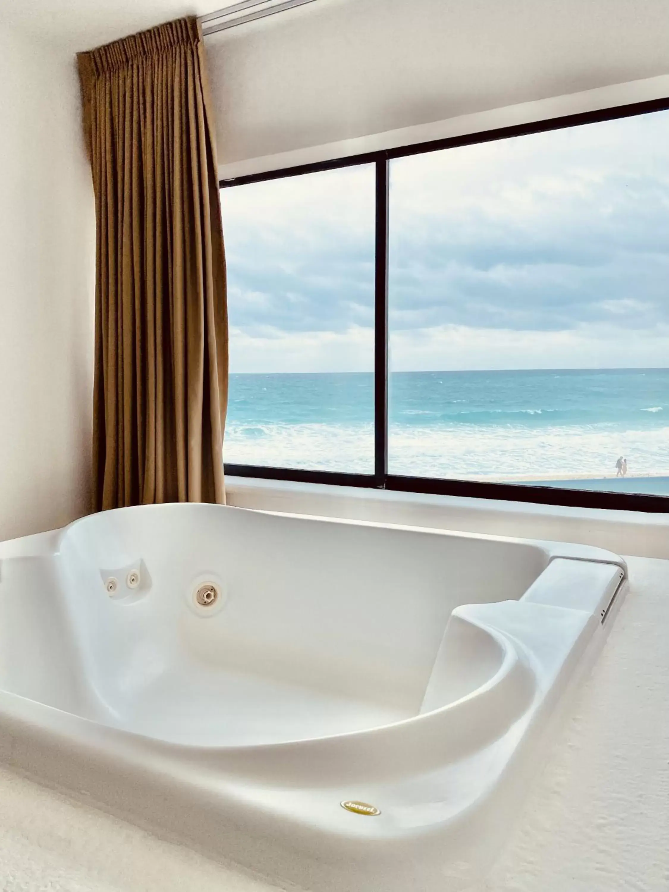 Hot Tub in Cyan Cancun Resort & Spa
