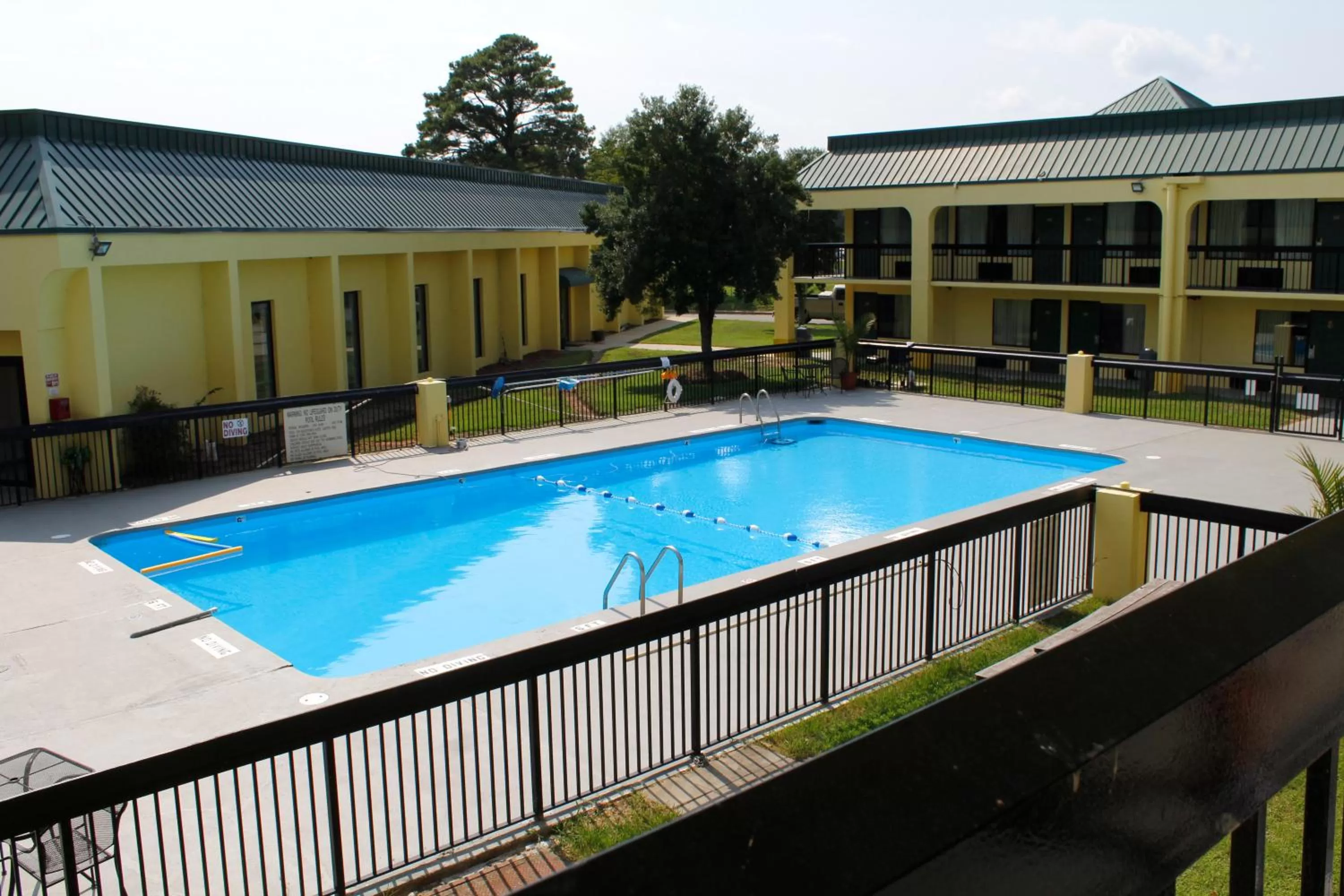 Swimming pool in Red Carpet Inn Kinston