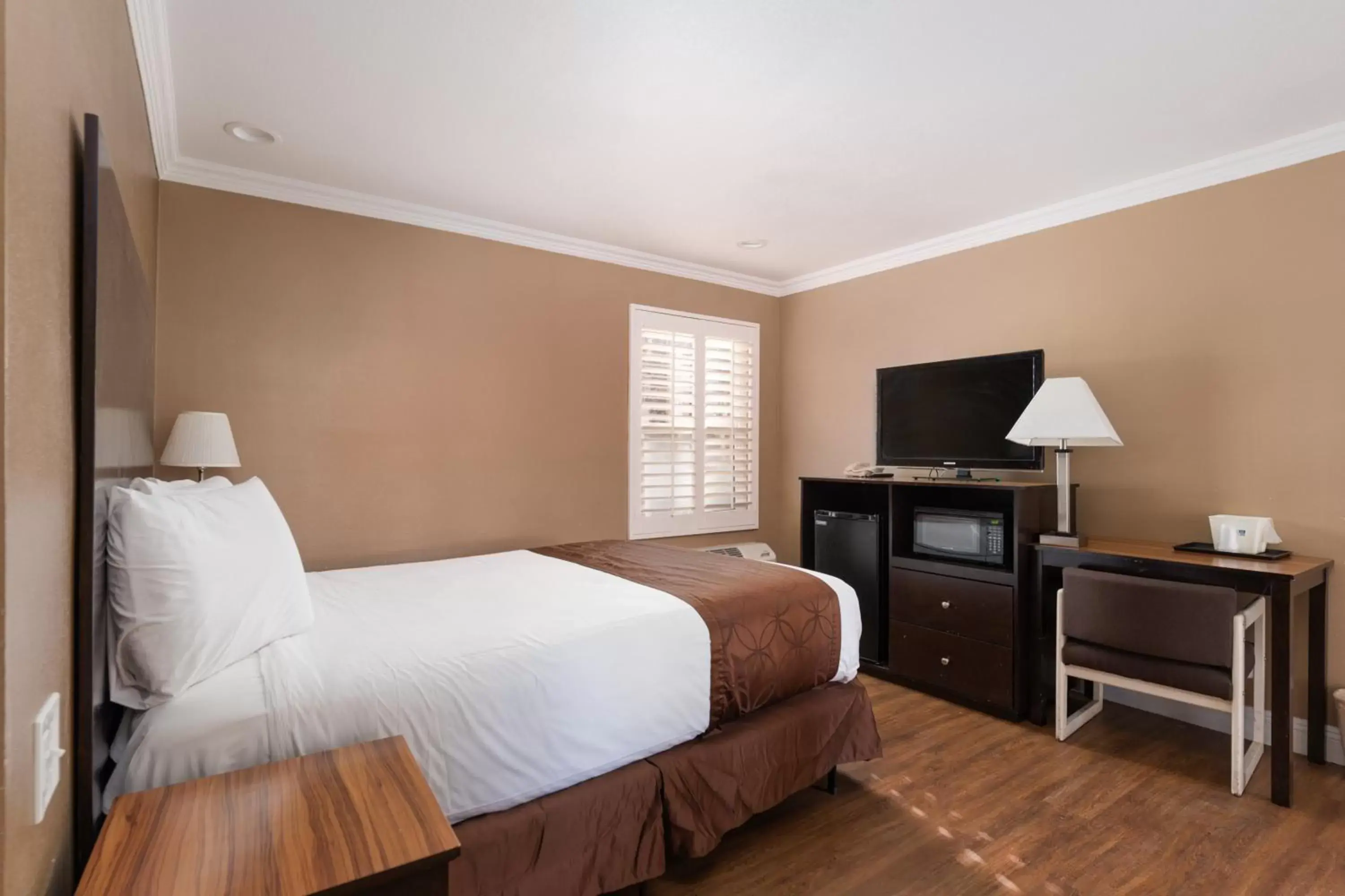 Bed in Americas Best Value Inn & Suites Anaheim