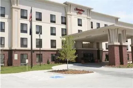 Property Building in Newly Renovated Hampton Inn Omaha West Lakeside