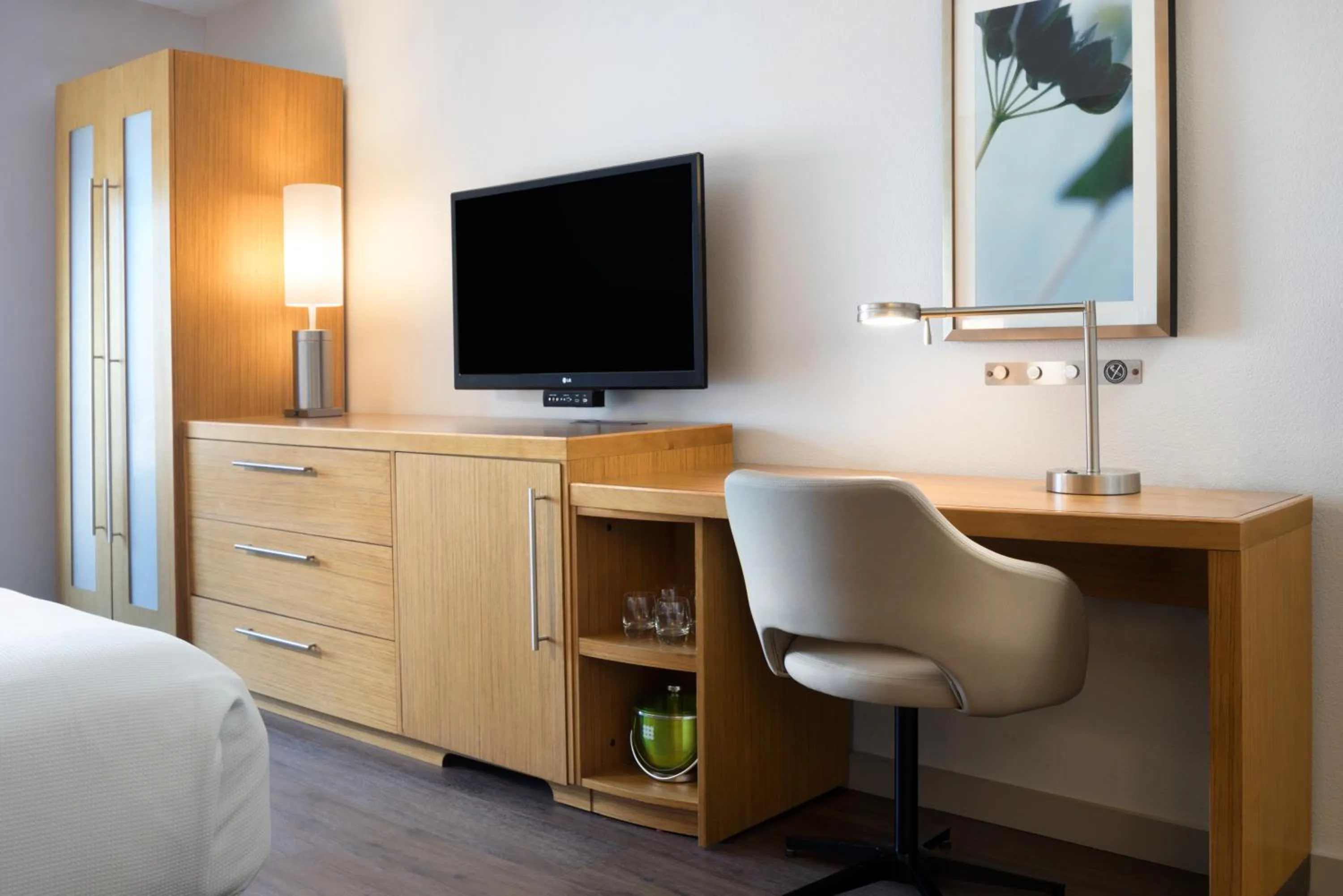 Communal lounge/ TV room, Bed in Hyatt Place Austin Downtown