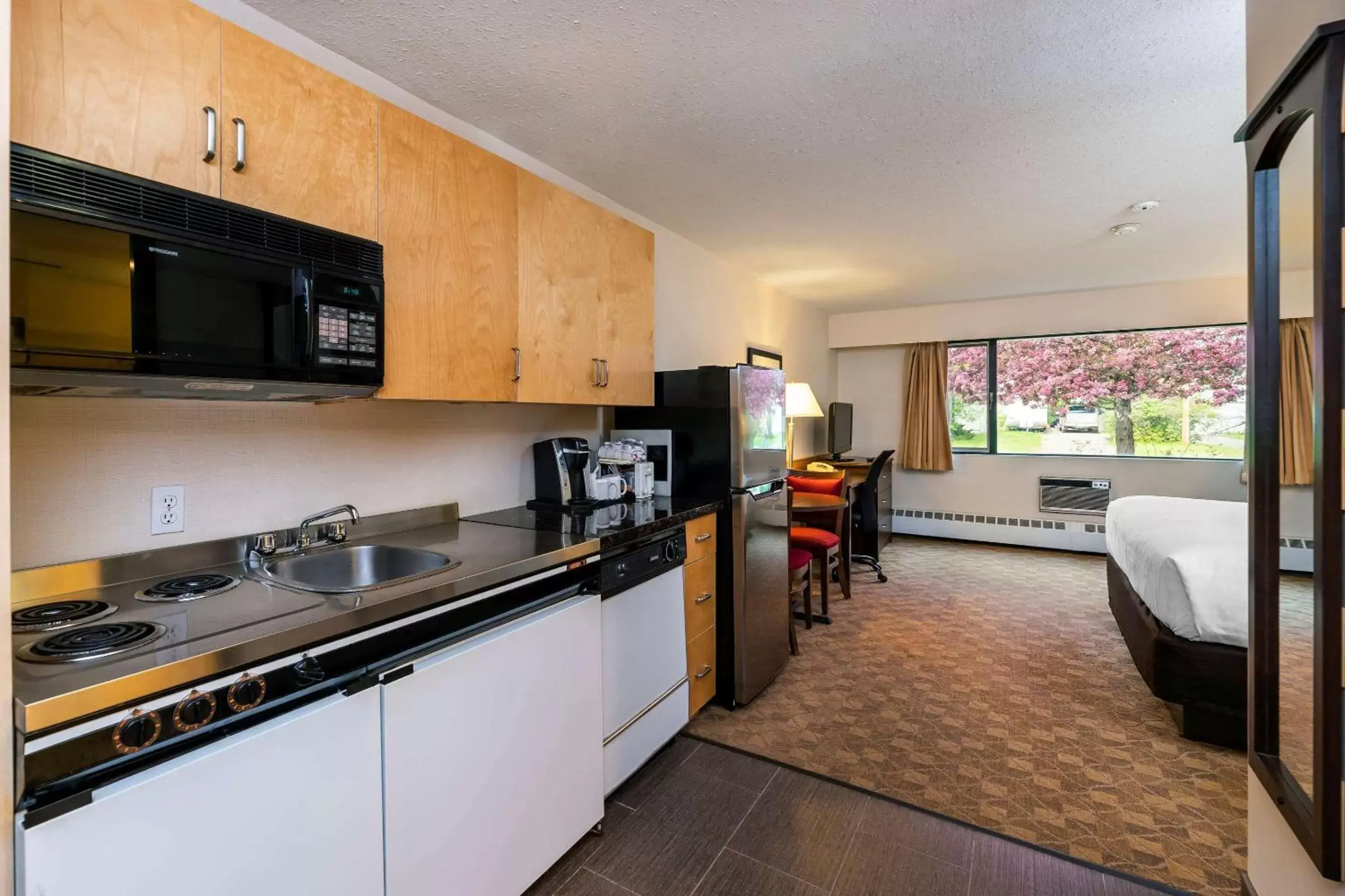 Photo of the whole room, Kitchen/Kitchenette in Quality Inn