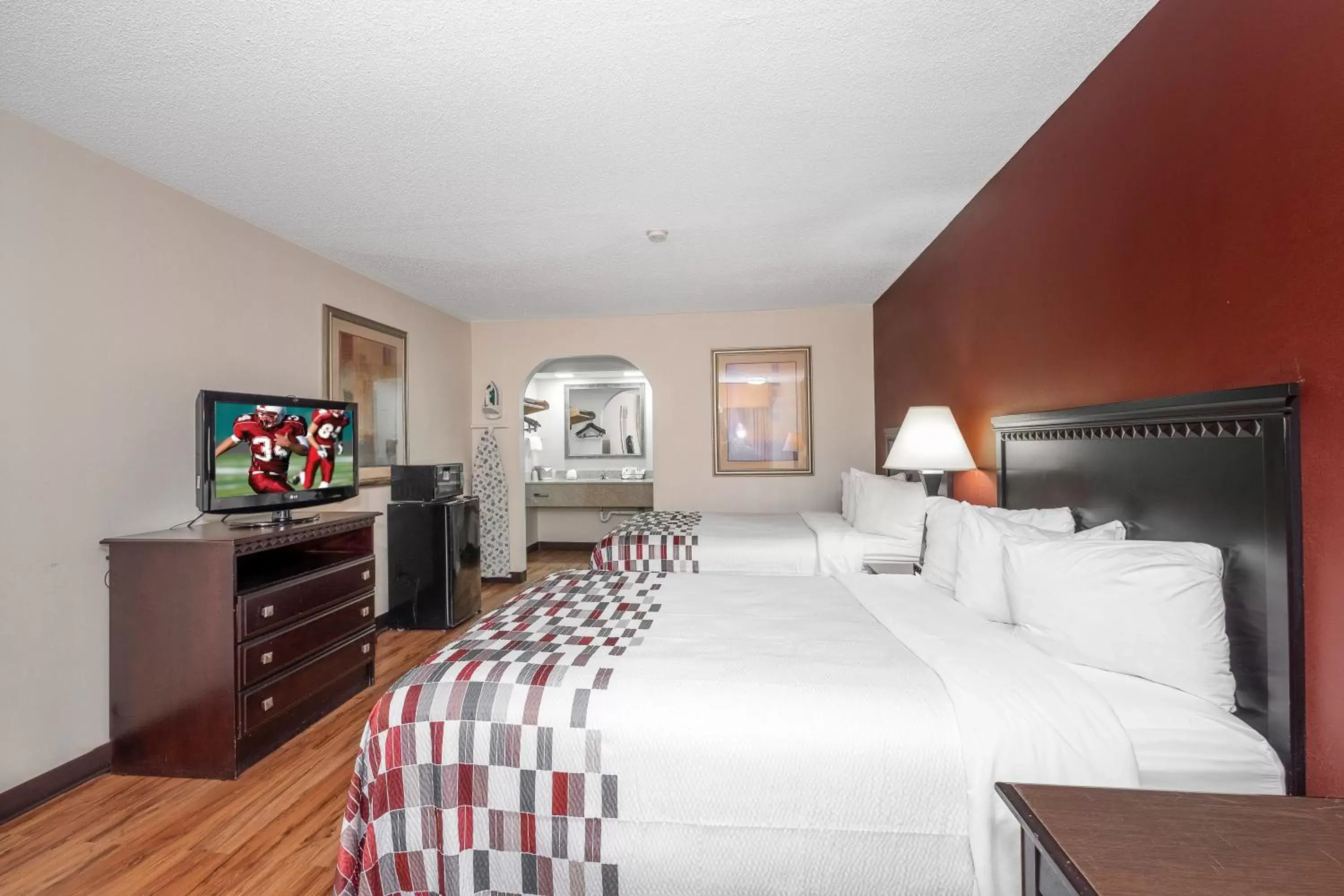 Photo of the whole room, Bed in Red Roof Inn & Suites Oxford