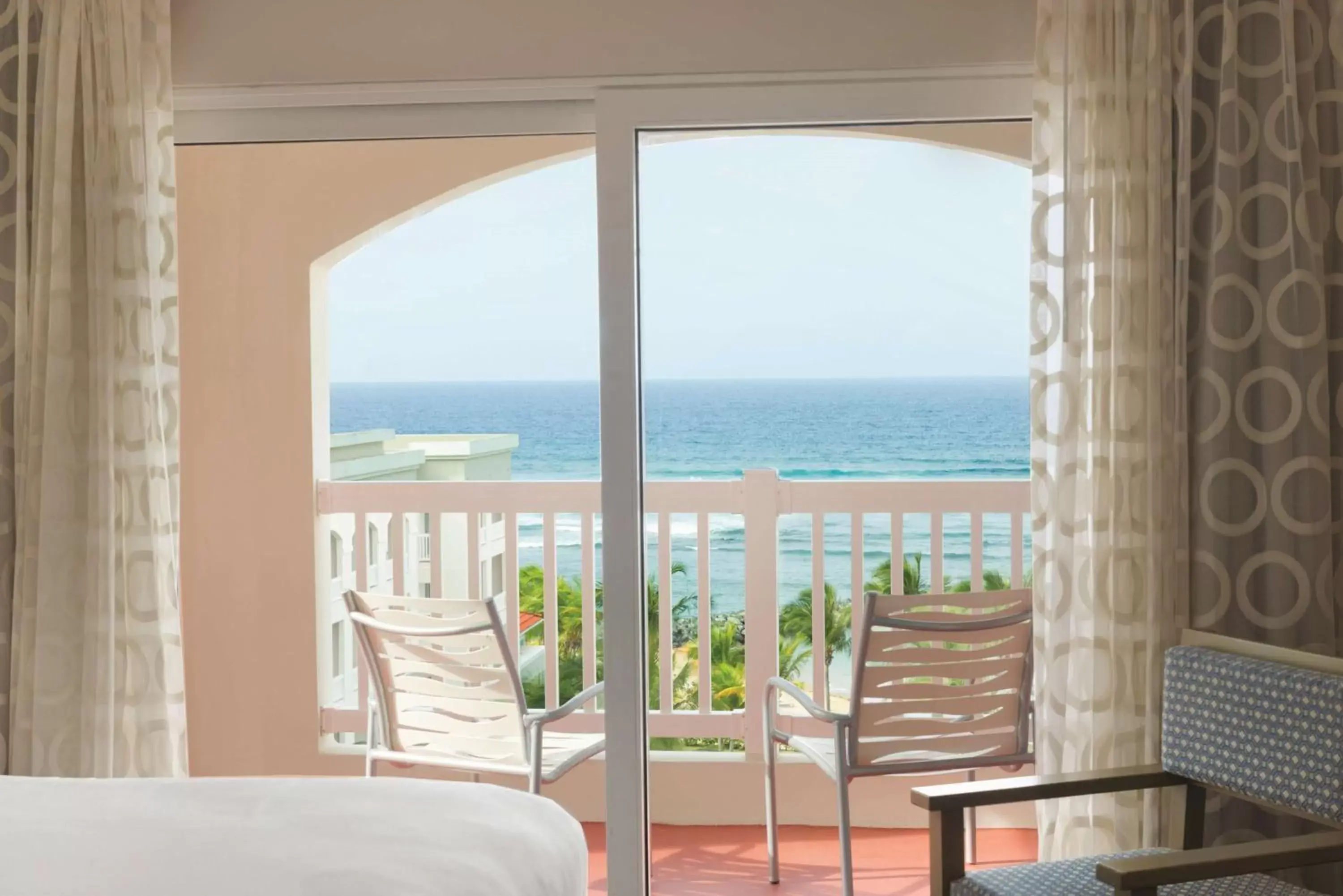Bed, Sea View in Embassy Suites by Hilton Dorado del Mar Beach Resort