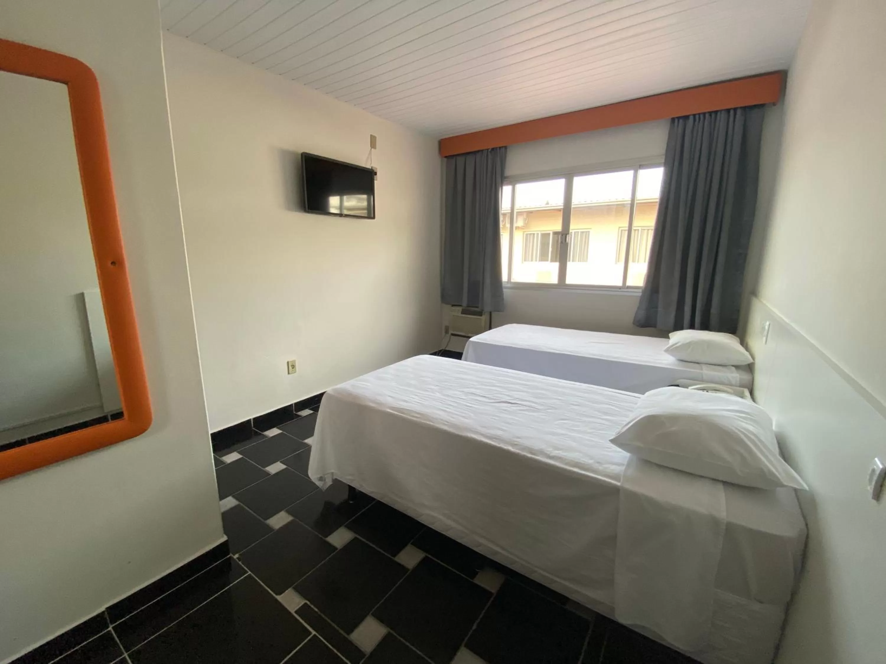 Photo of the whole room, Bed in GUINZA