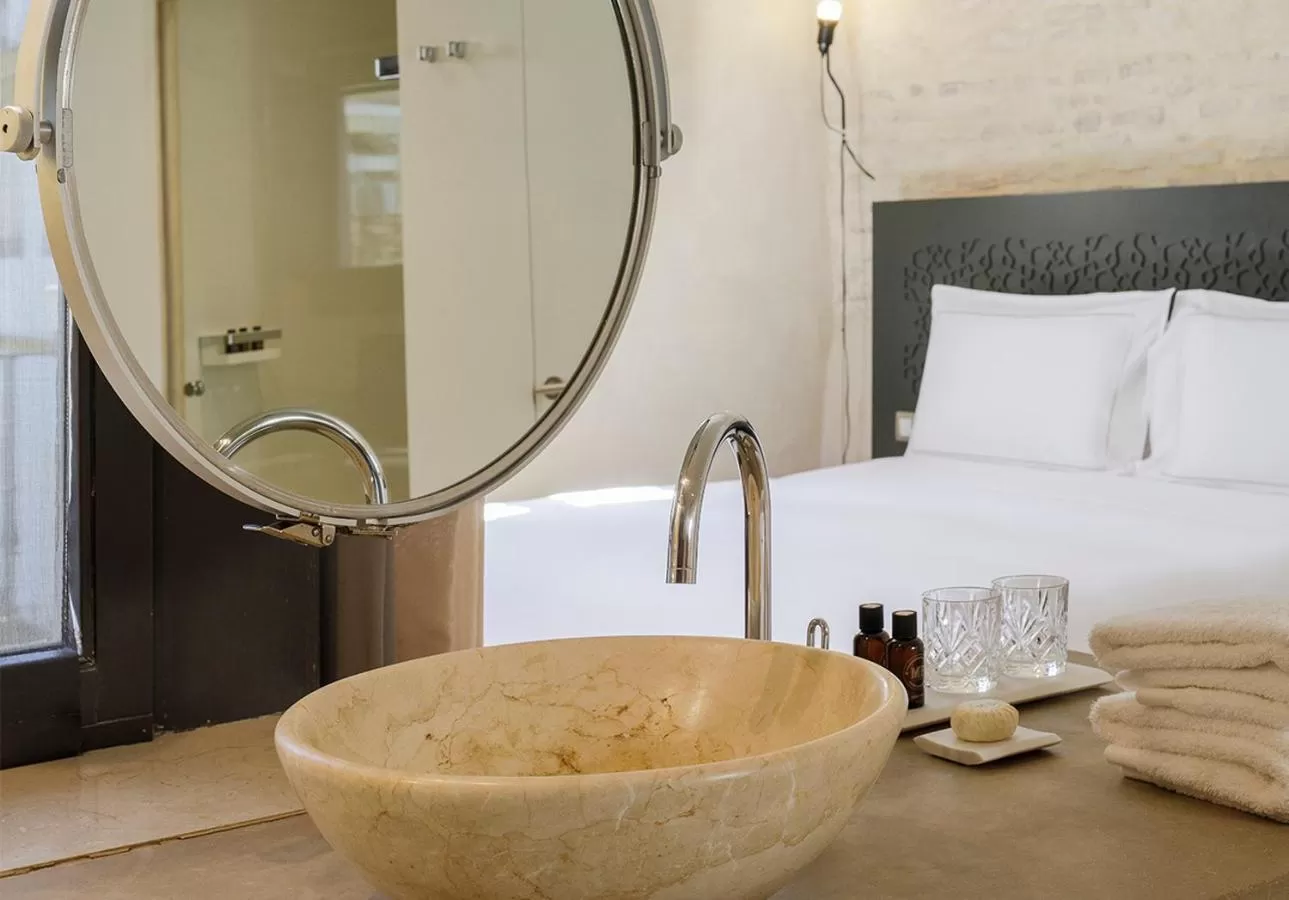 Bathroom, Bed in EME Catedral Mercer Hotel