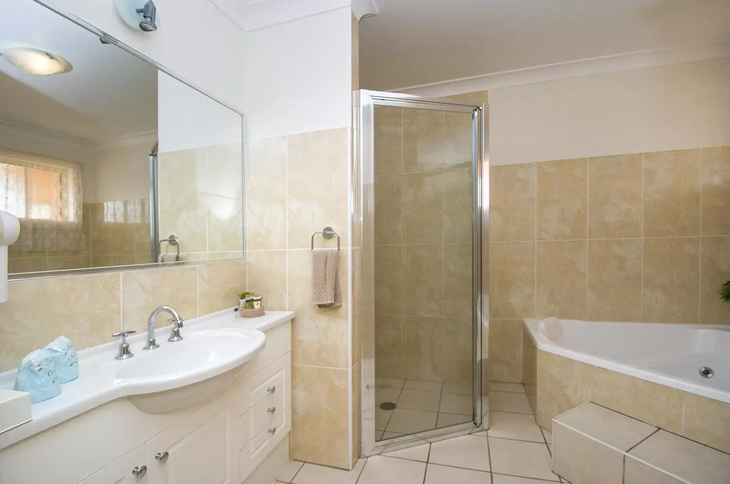 Bathroom in Tuckerbox Motor Inn