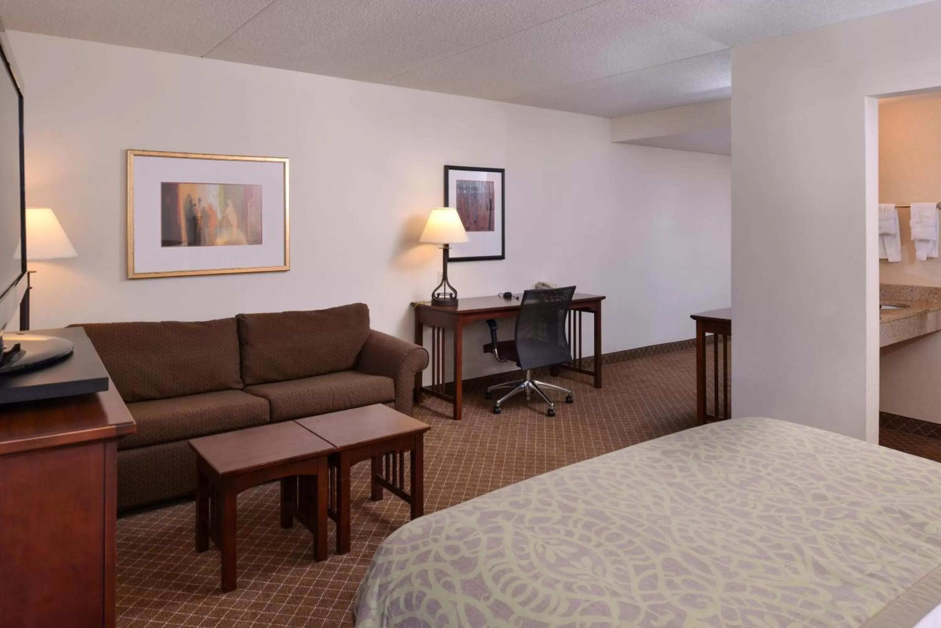 Photo of the whole room, TV/Entertainment Center in Staybridge Suites Indianapolis-Airport, an IHG Hotel