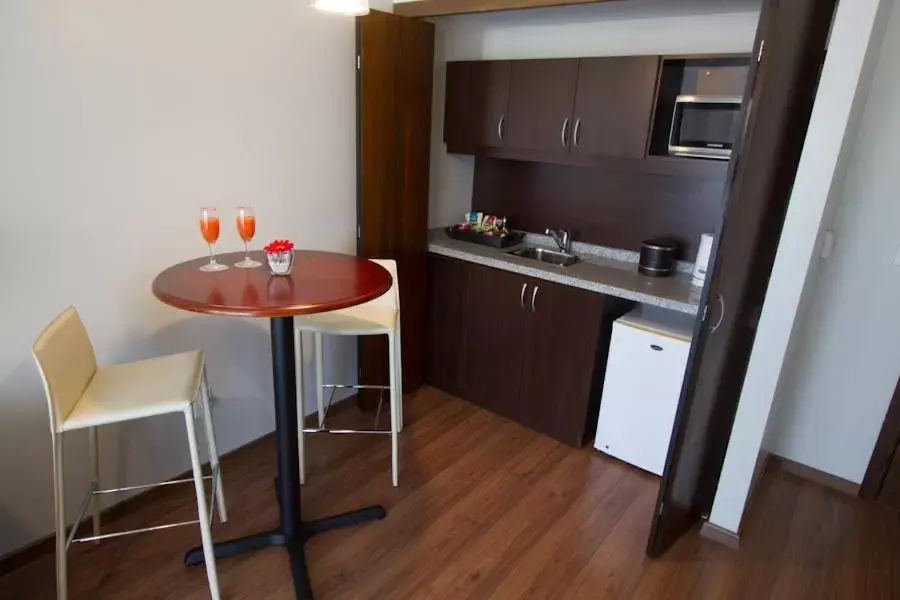 Kitchen or kitchenette, Kitchen/Kitchenette in Regency Park Hotel