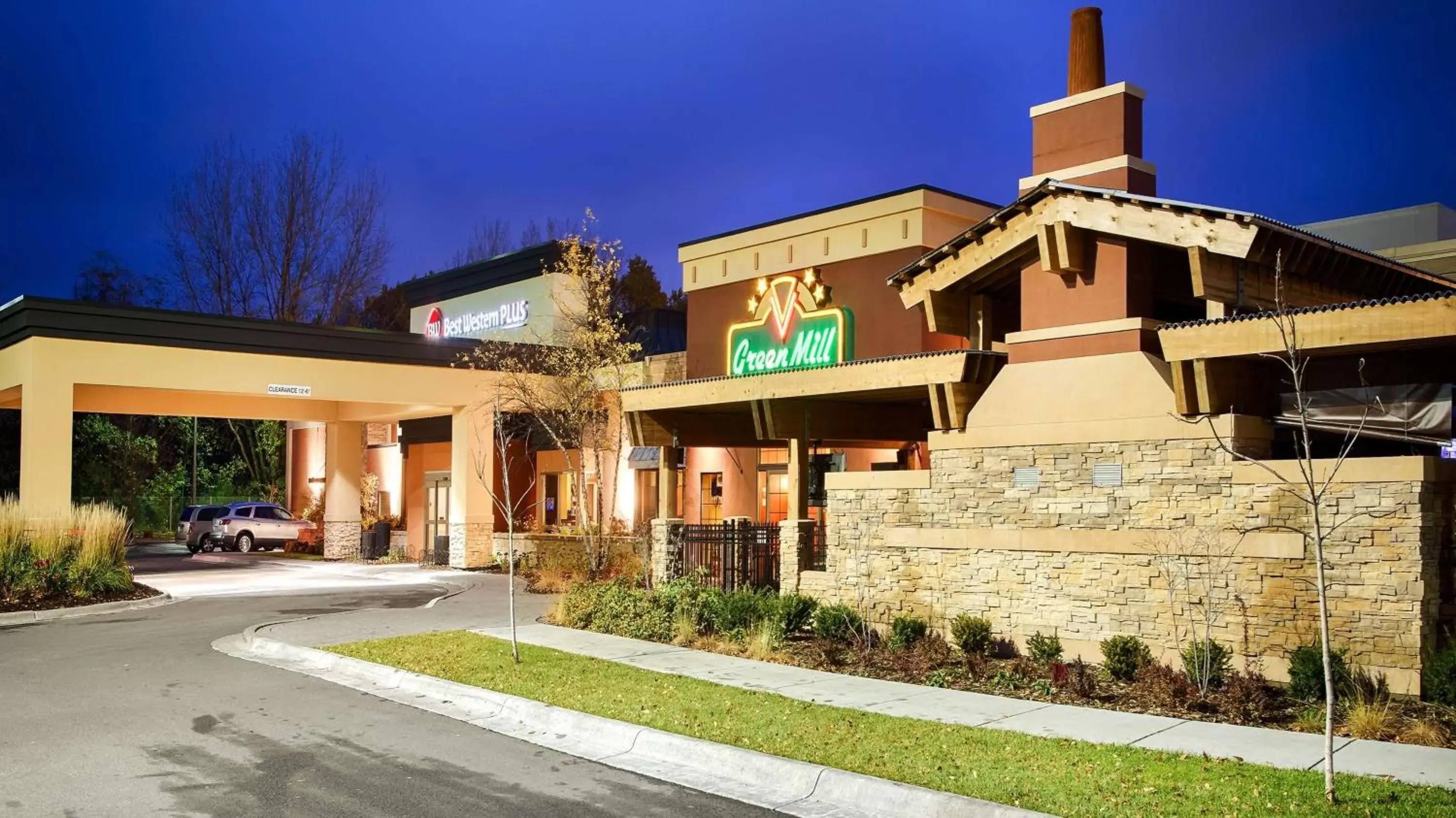 Property building in Best Western Plus St. Paul North/Shoreview