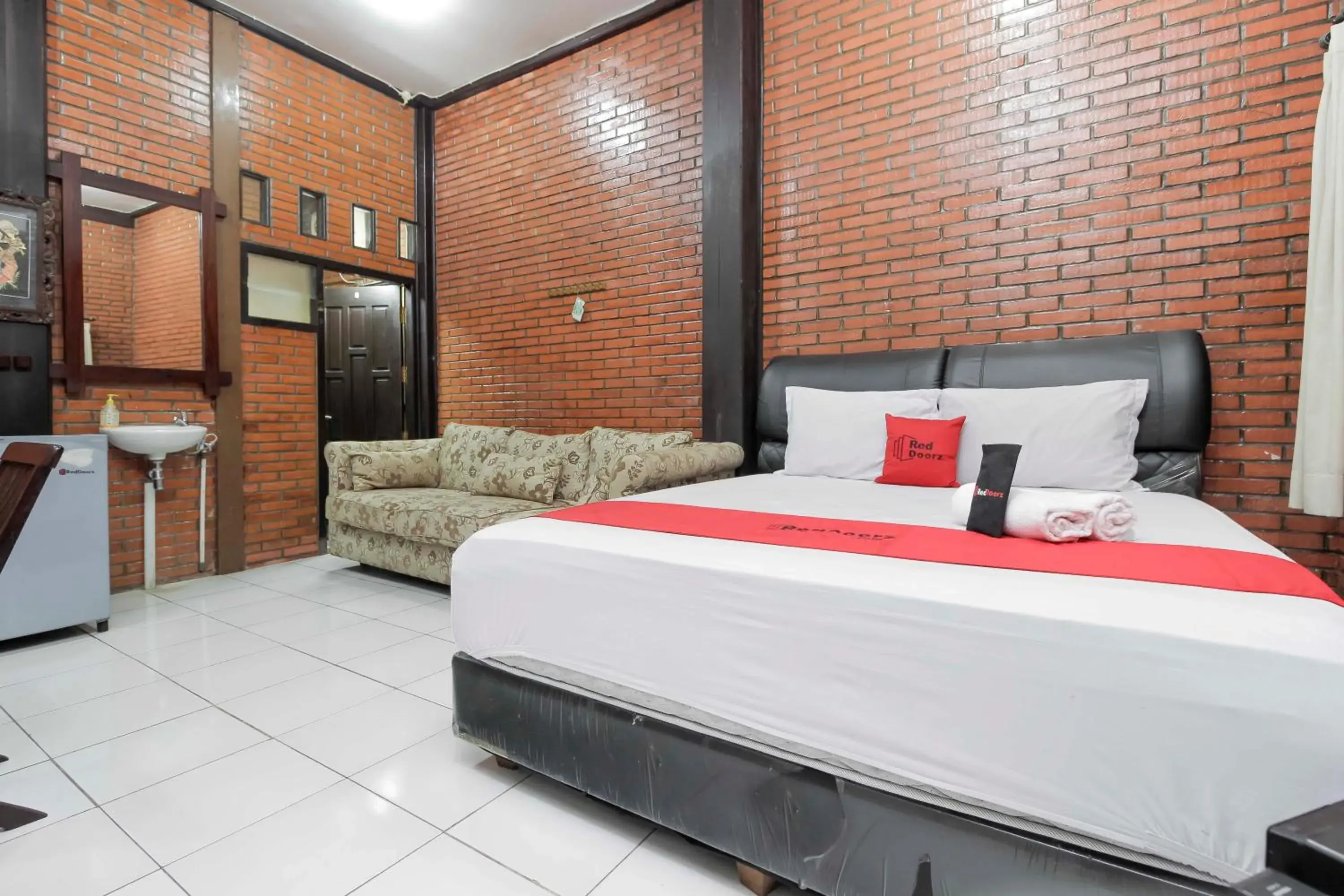 Bedroom, Bed in RedDoorz @ Cilandak Timur