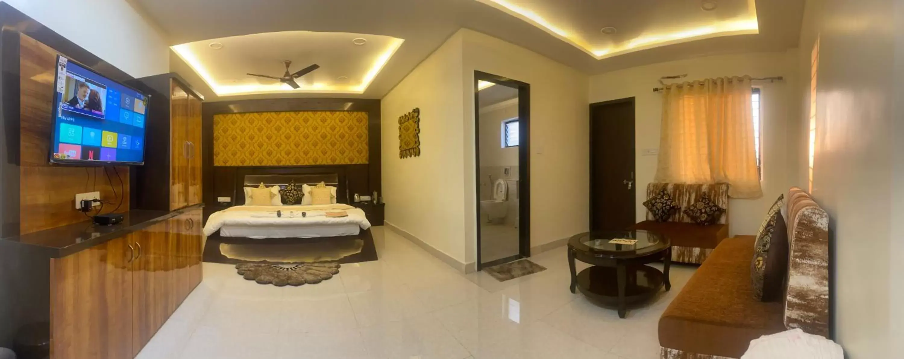 Living room, Bed in Hotel Golden Bliss Living room, Bed in Hotel Golden Bliss