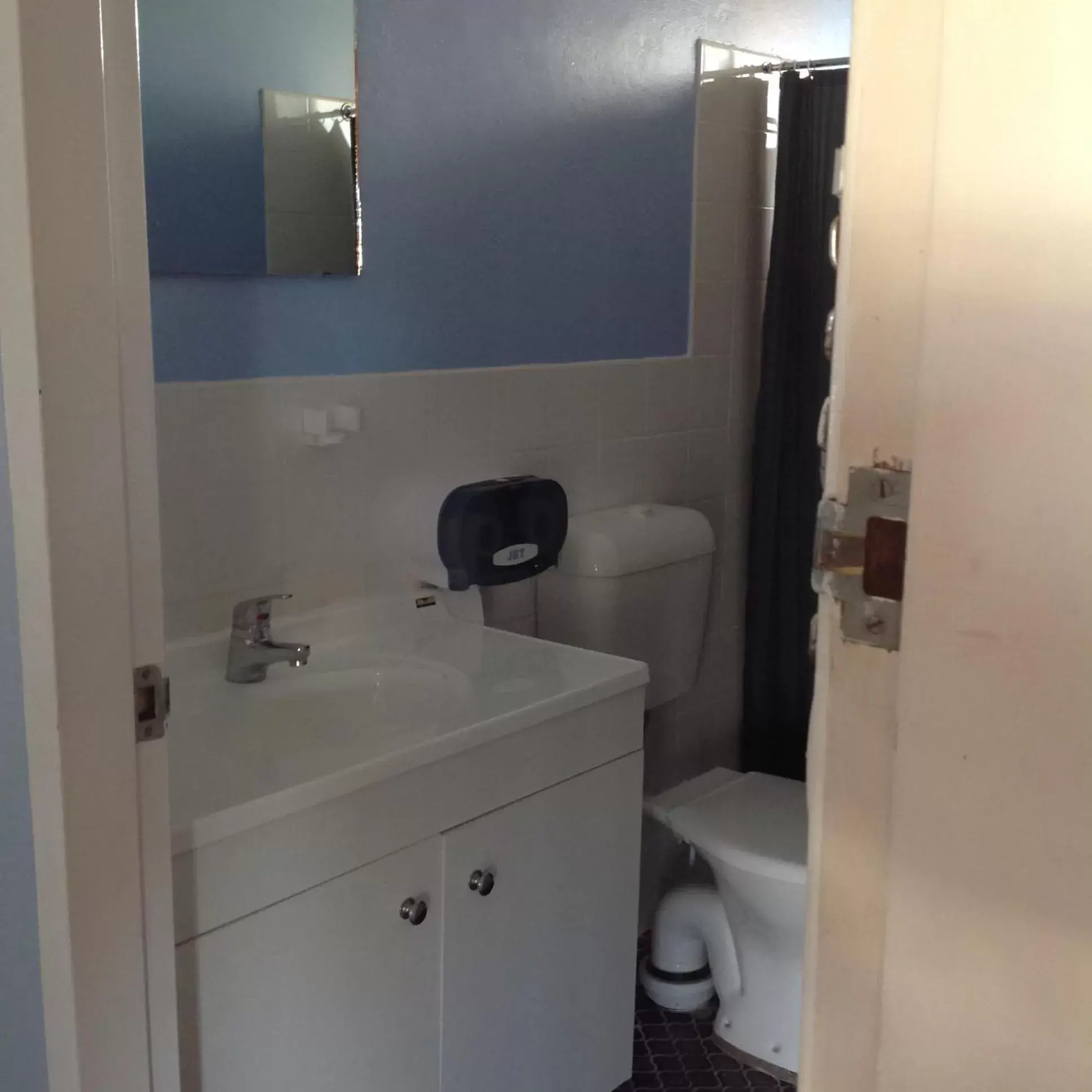 Bathroom in Altona Motel