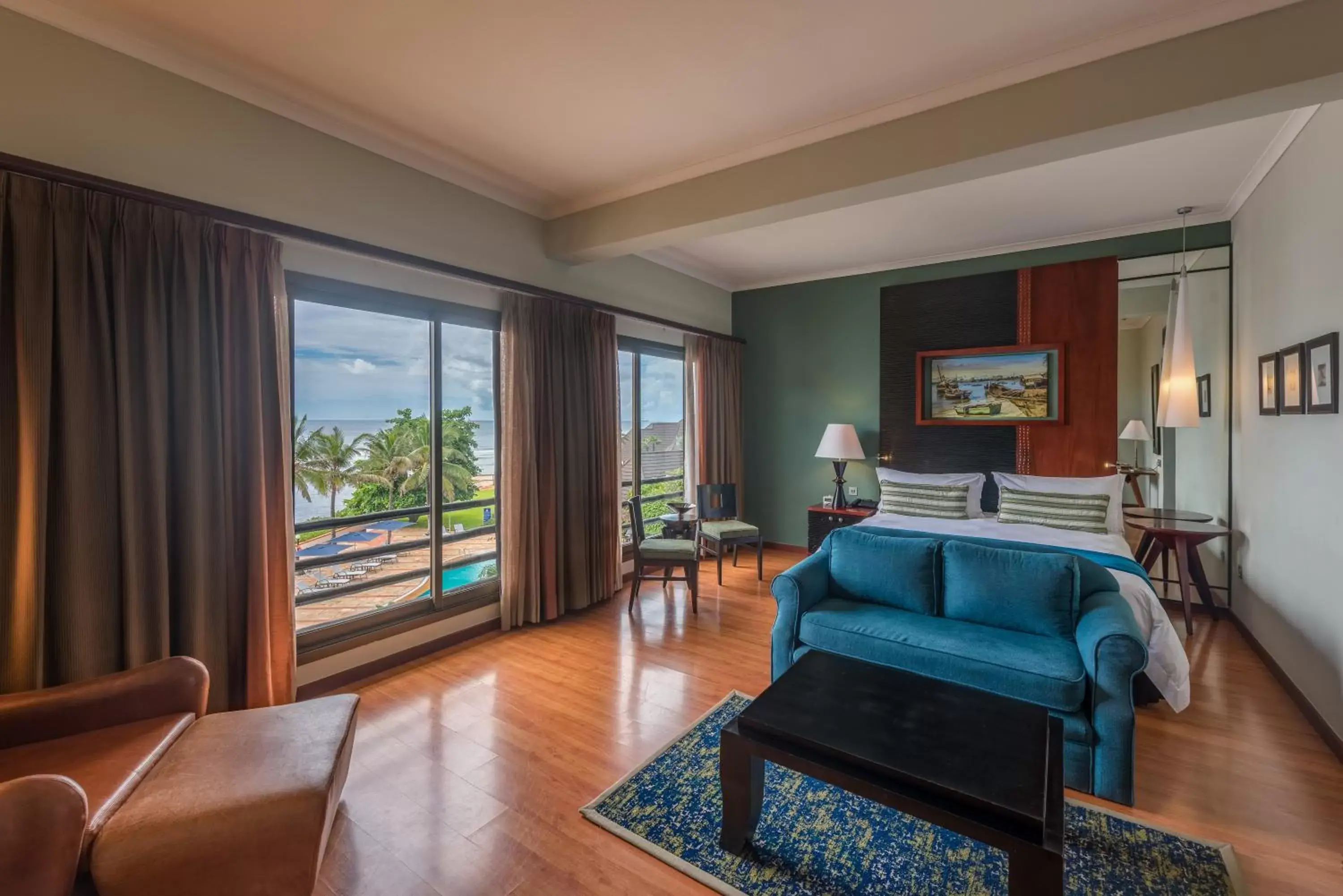 Bed, Seating Area in Sea Cliff Hotel