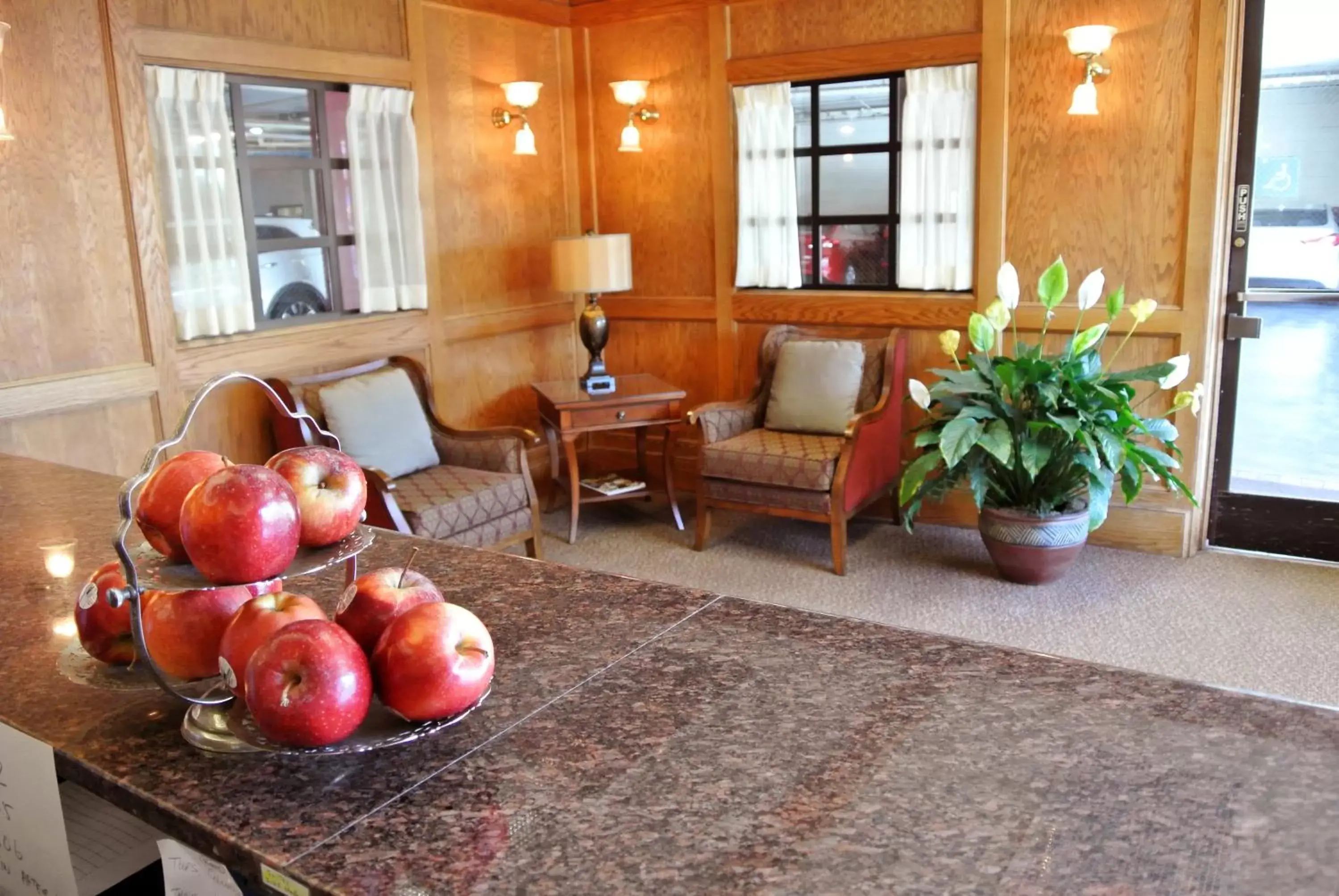Lobby or reception, Lounge/Bar in Cow Hollow Inn and Suites