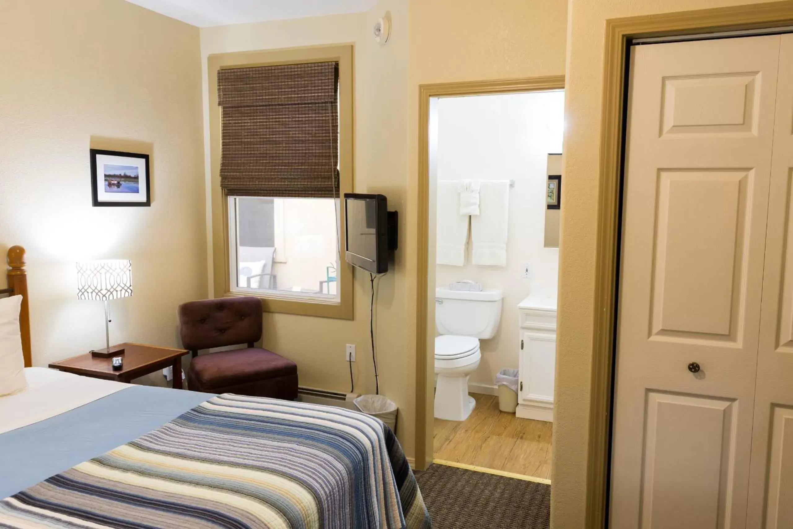 Bathroom, Bed in Hotel Cathlamet