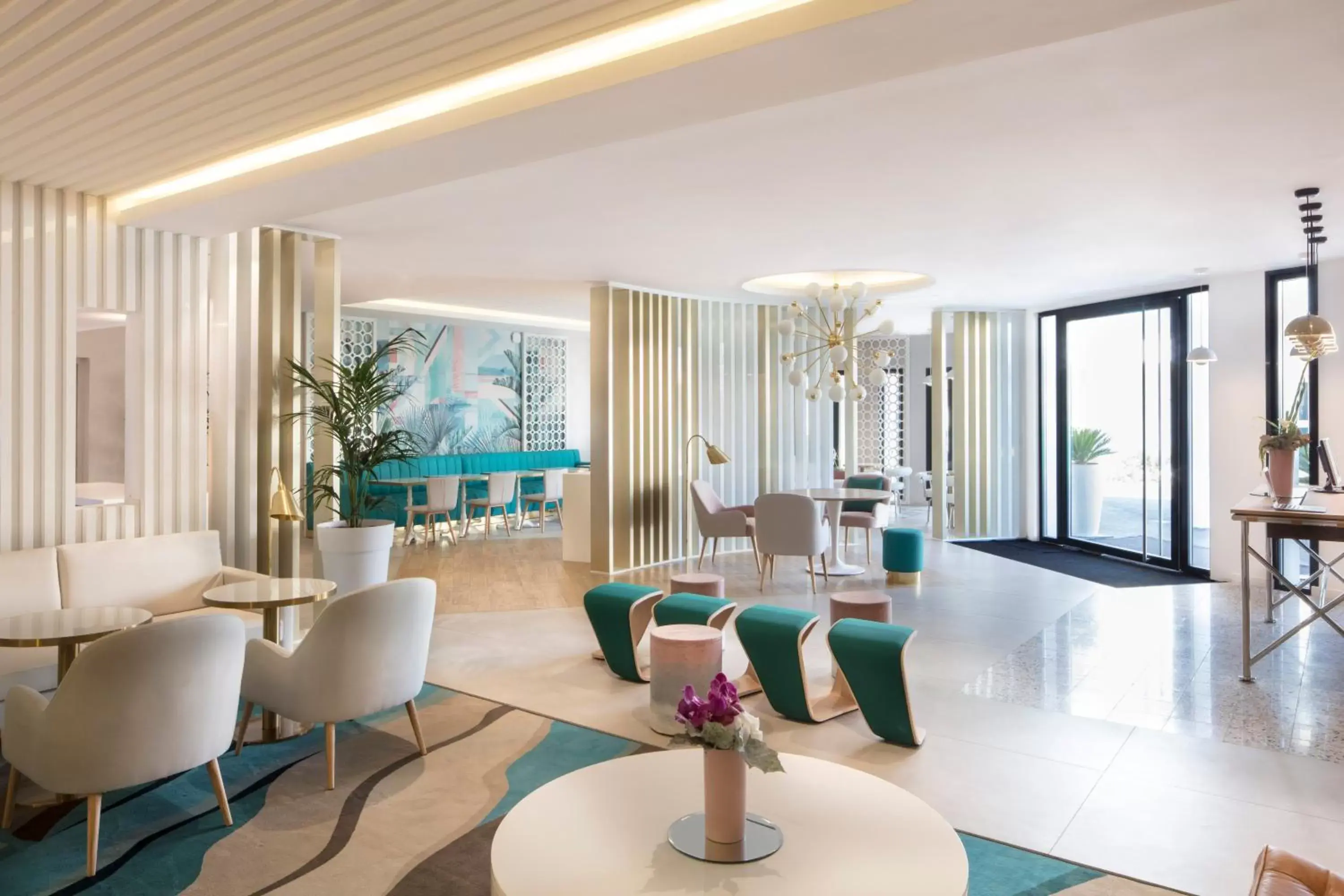 Lobby or reception in Mercure Villeneuve Loubet Plage