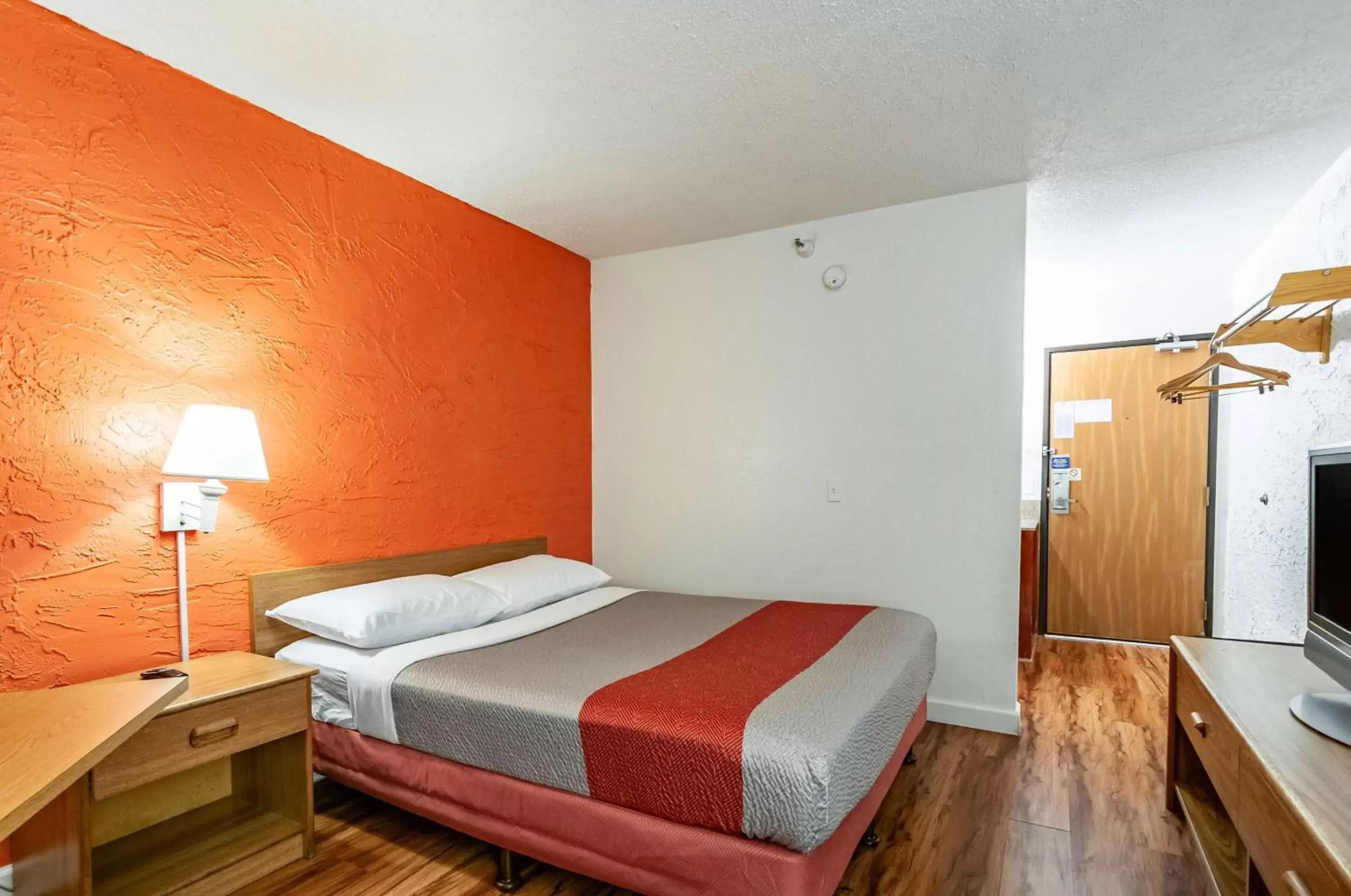 TV and multimedia, Bed in Motel 6-Naperville, IL