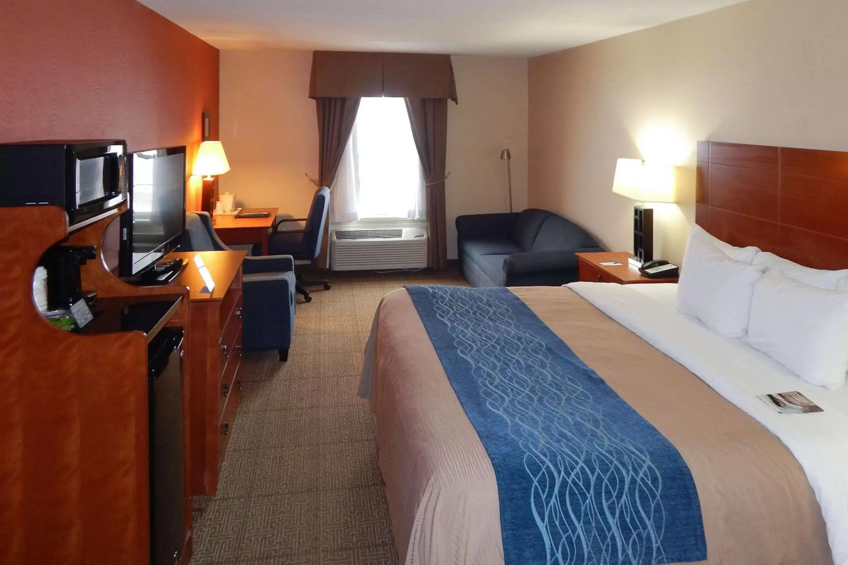 Photo of the whole room, Bed in Comfort Inn Civic Center