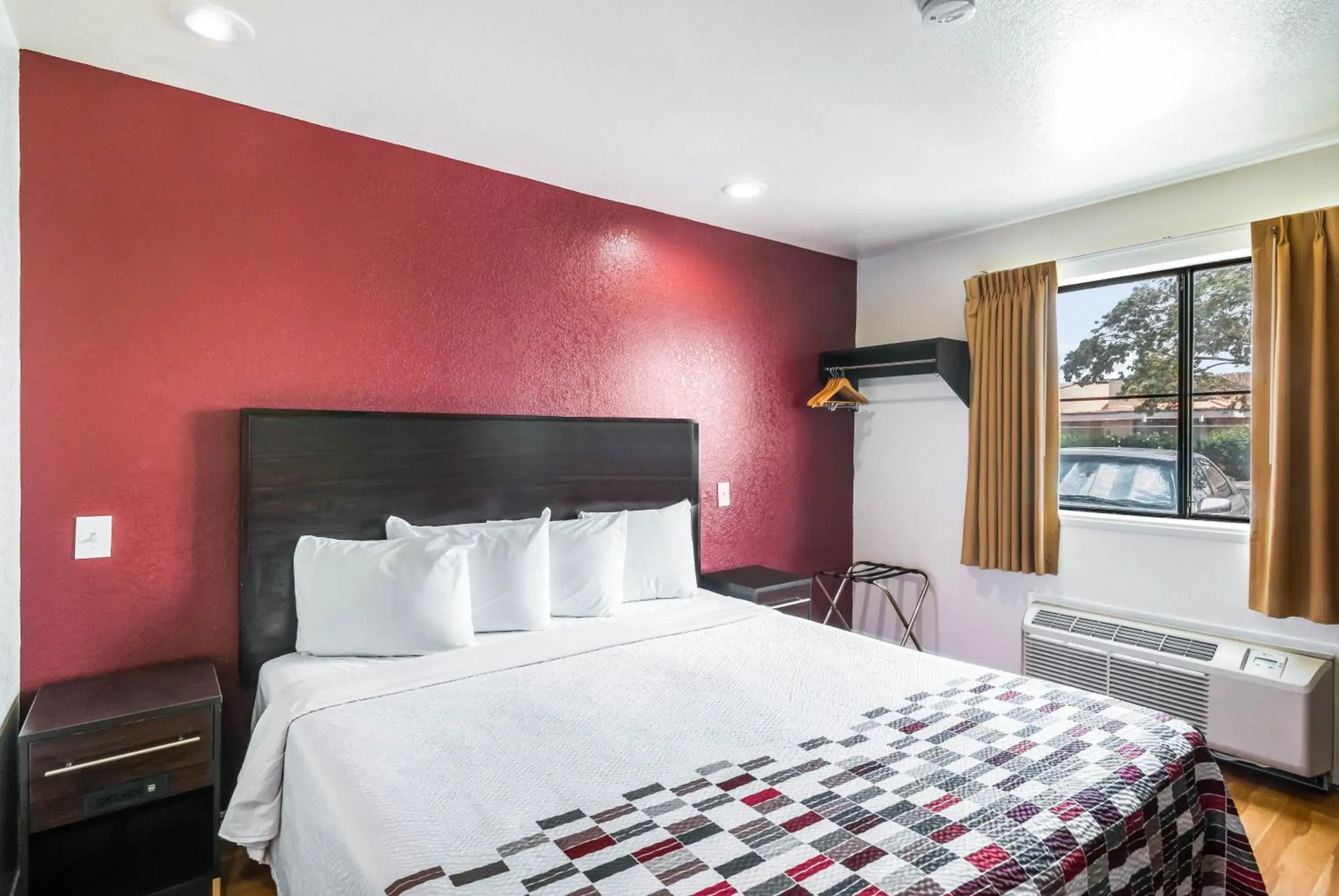 Bedroom, Bed in Red Roof Inn Palmdale - Lancaster